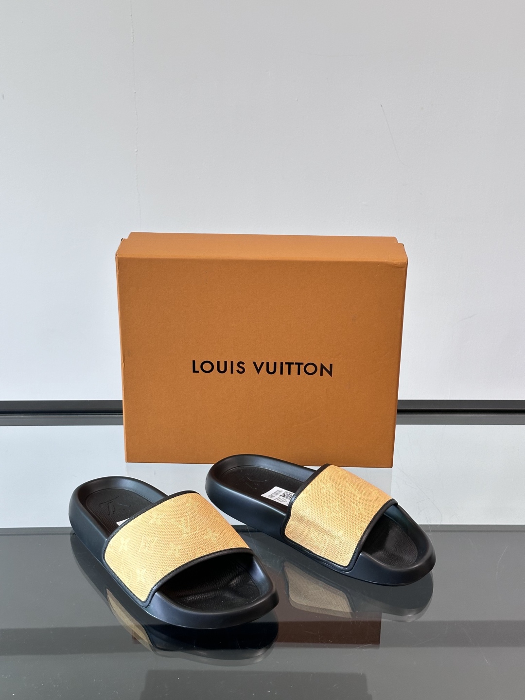 LV◻️ 男士高端拖鞋凉鞋🩴。高品质经典单品，用料上乘考究，版型宽松舒适，推荐入手，鞋面选用进口头层，进