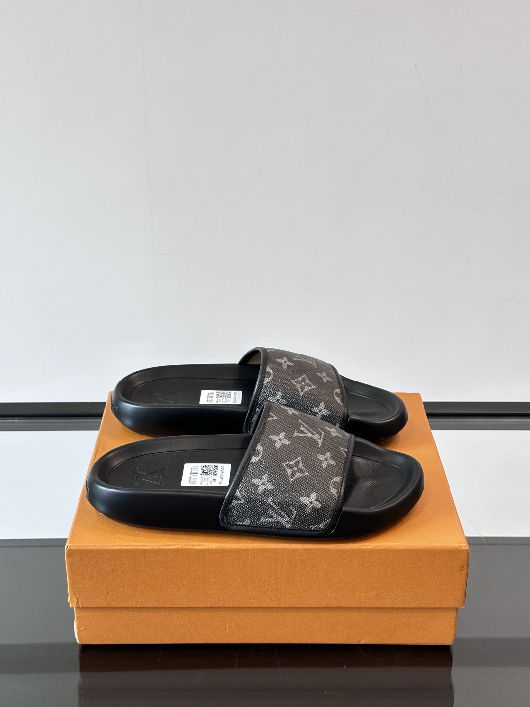 LV◻️ 男士高端拖鞋凉鞋🩴。高品质经典单品，用料上乘考究，版型宽松舒适，推荐入手，鞋面选用进口头层，进