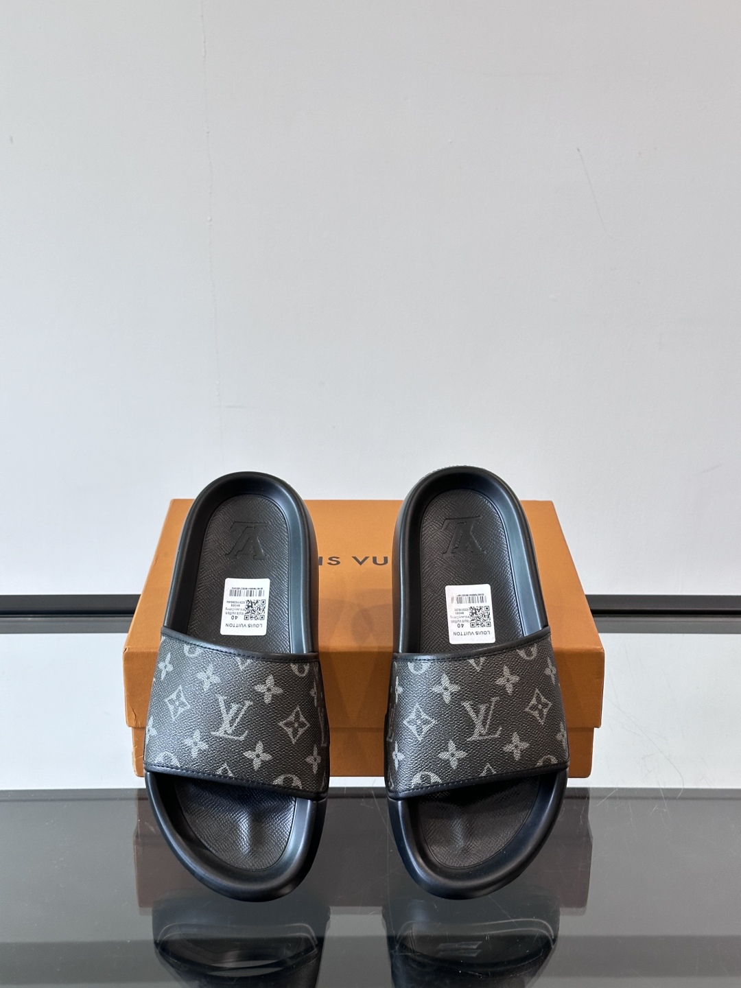 LV◻️ 男士高端拖鞋凉鞋🩴。高品质经典单品，用料上乘考究，版型宽松舒适，推荐入手，鞋面选用进口头层，进