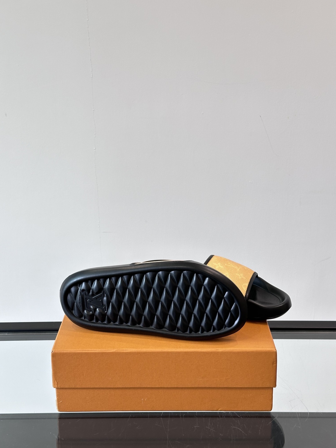 LV◻️ 男士高端拖鞋凉鞋🩴。高品质经典单品，用料上乘考究，版型宽松舒适，推荐入手，鞋面选用进口头层，进