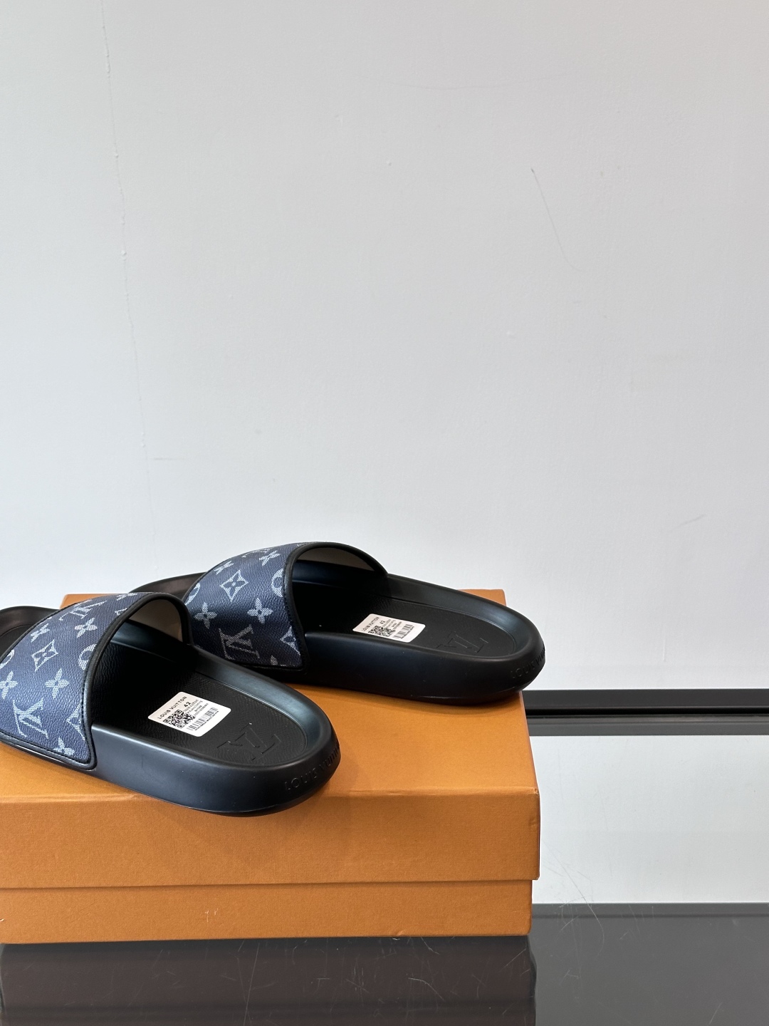 LV◻️ 男士高端拖鞋凉鞋🩴。高品质经典单品，用料上乘考究，版型宽松舒适，推荐入手，鞋面选用进口头层，进