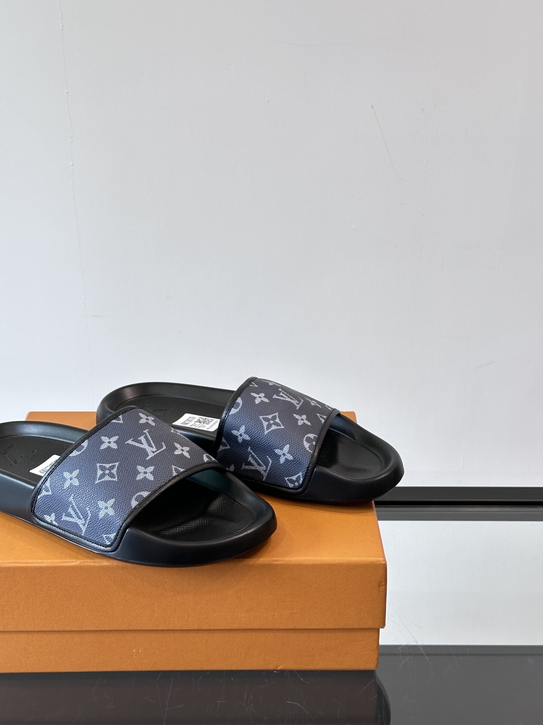 LV◻️ 男士高端拖鞋凉鞋🩴。高品质经典单品，用料上乘考究，版型宽松舒适，推荐入手，鞋面选用进口头层，进