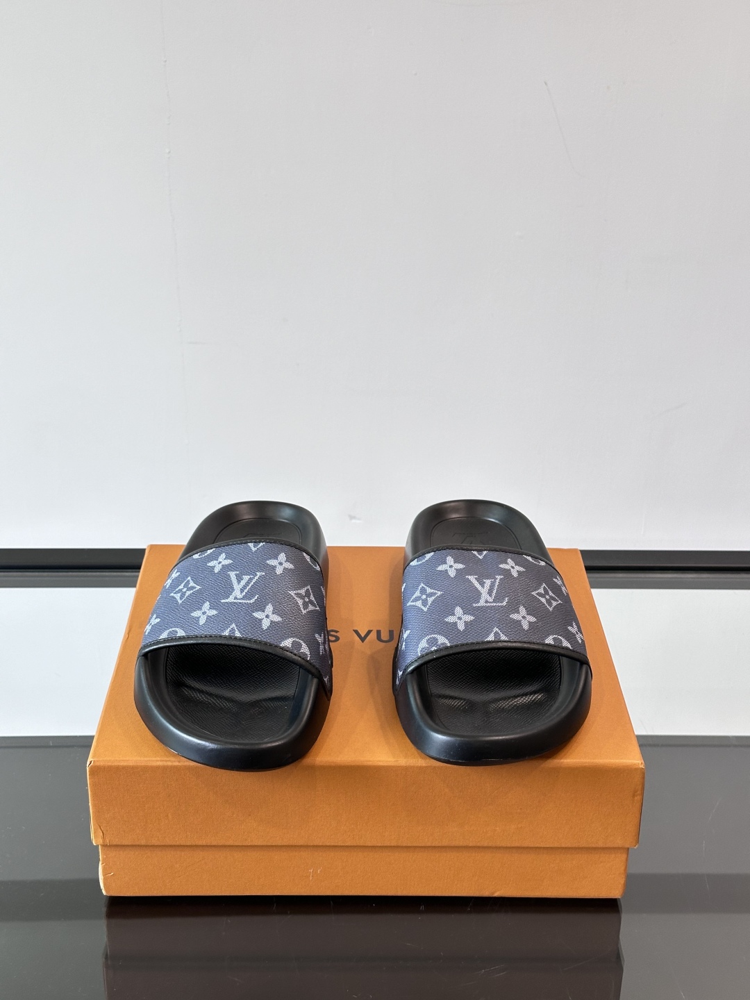 LV◻️ 男士高端拖鞋凉鞋🩴。高品质经典单品，用料上乘考究，版型宽松舒适，推荐入手，鞋面选用进口头层，进