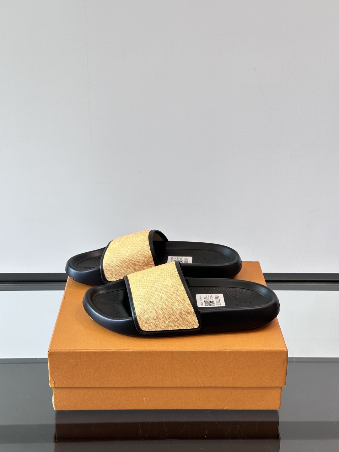 LV◻️ 男士高端拖鞋凉鞋🩴。高品质经典单品，用料上乘考究，版型宽松舒适，推荐入手，鞋面选用进口头层，进