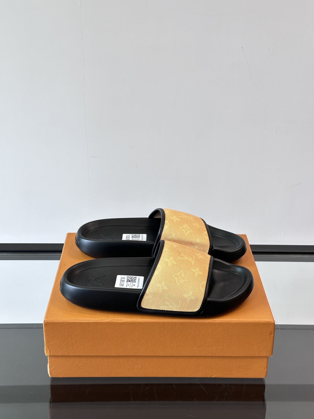 LV◻️ 男士高端拖鞋凉鞋🩴。高品质经典单品，用料上乘考究，版型宽松舒适，推荐入手，鞋面选用进口头层，进