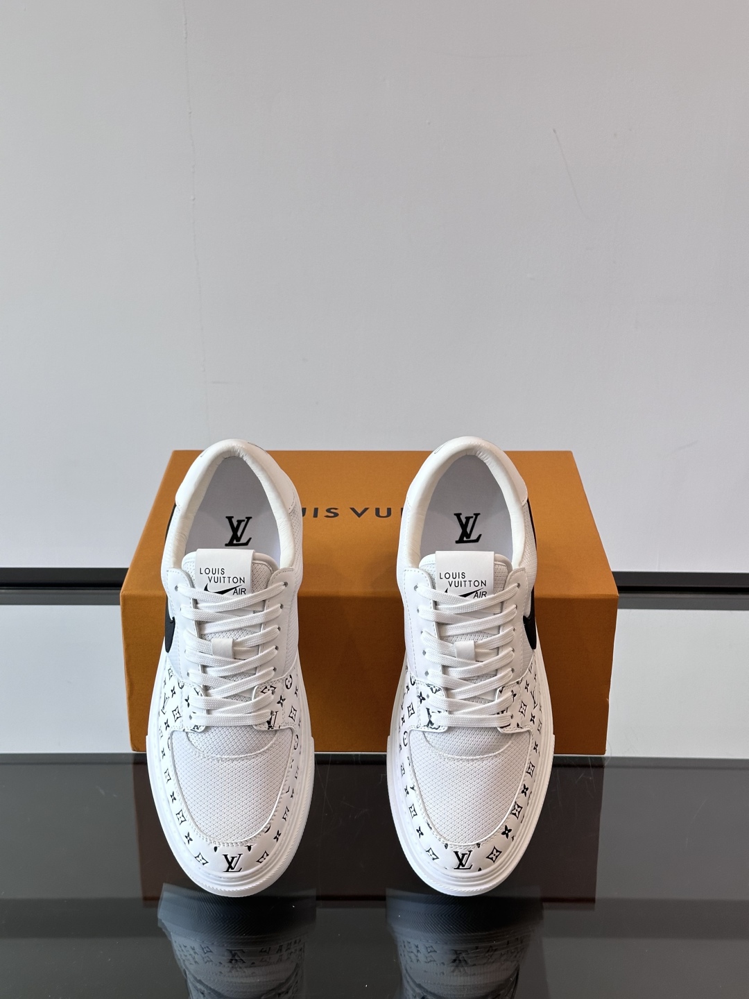 ◾️▫️ L.v* X nike联名🆕低帮休闲运动鞋，采用头层牛皮拼接原版科技布精心制作，侧身联名印花l