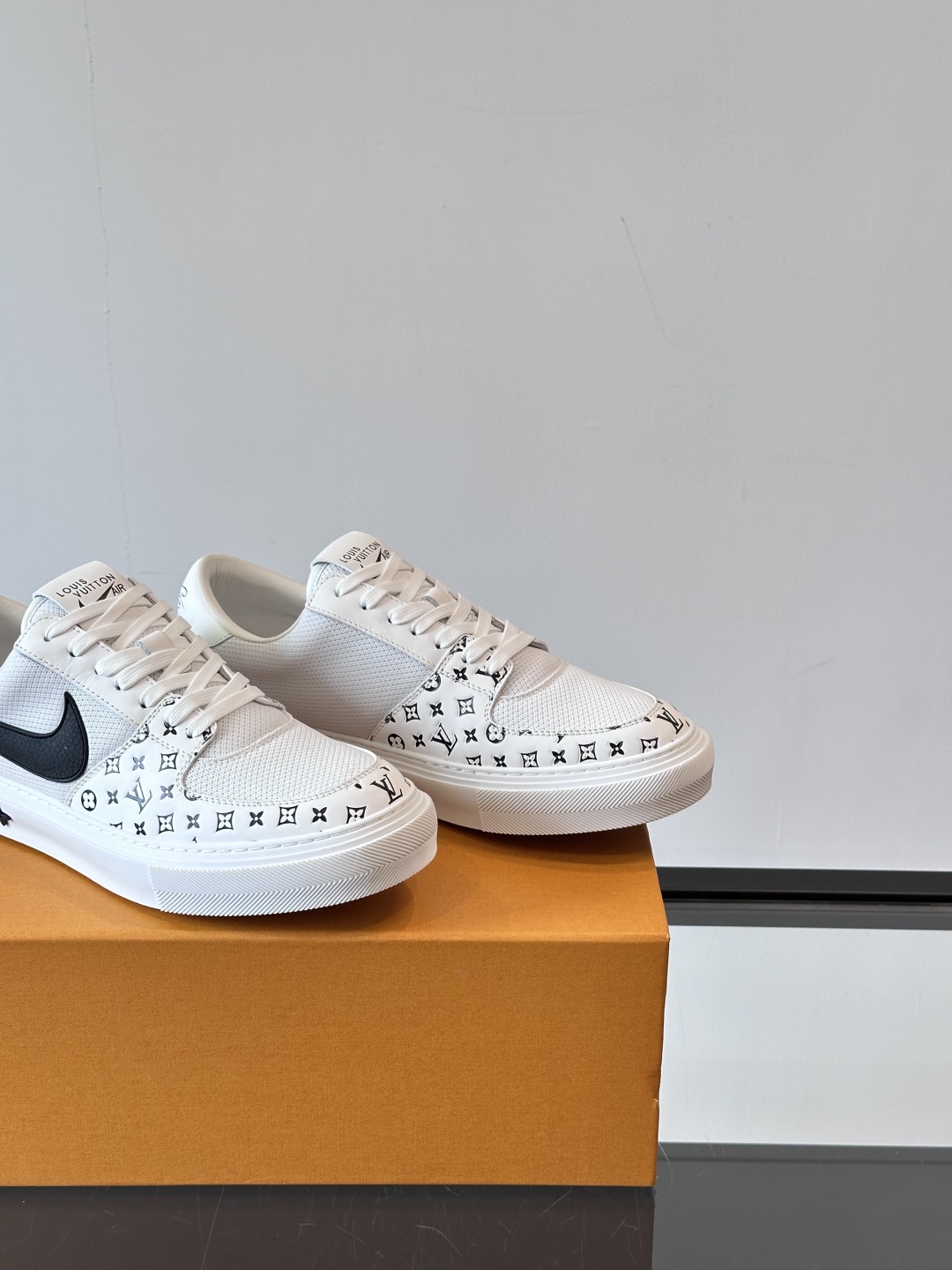 ◾️▫️ L.v* X nike联名🆕低帮休闲运动鞋，采用头层牛皮拼接原版科技布精心制作，侧身联名印花l