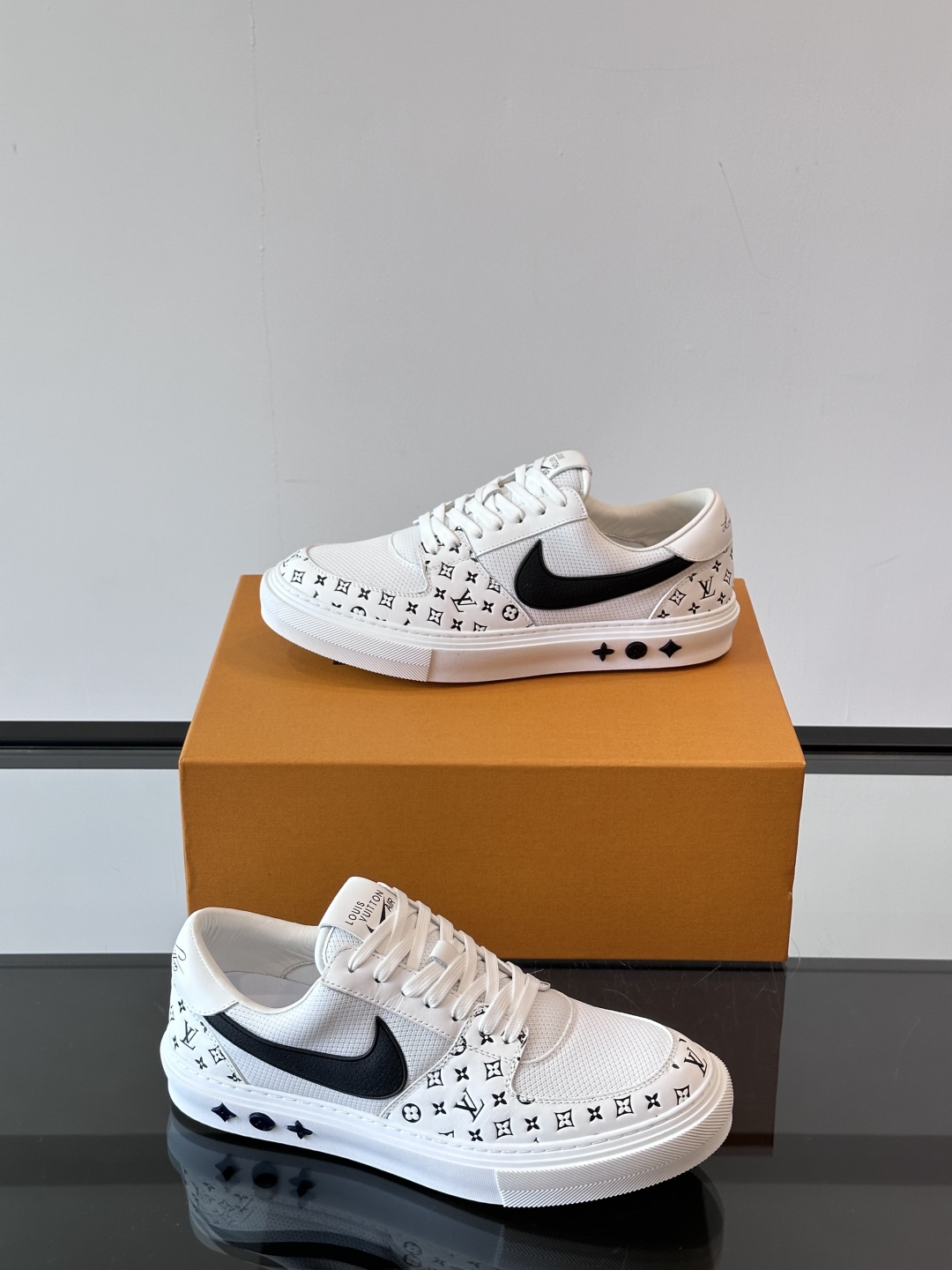 ◾️▫️ L.v* X nike联名🆕低帮休闲运动鞋，采用头层牛皮拼接原版科技布精心制作，侧身联名印花l