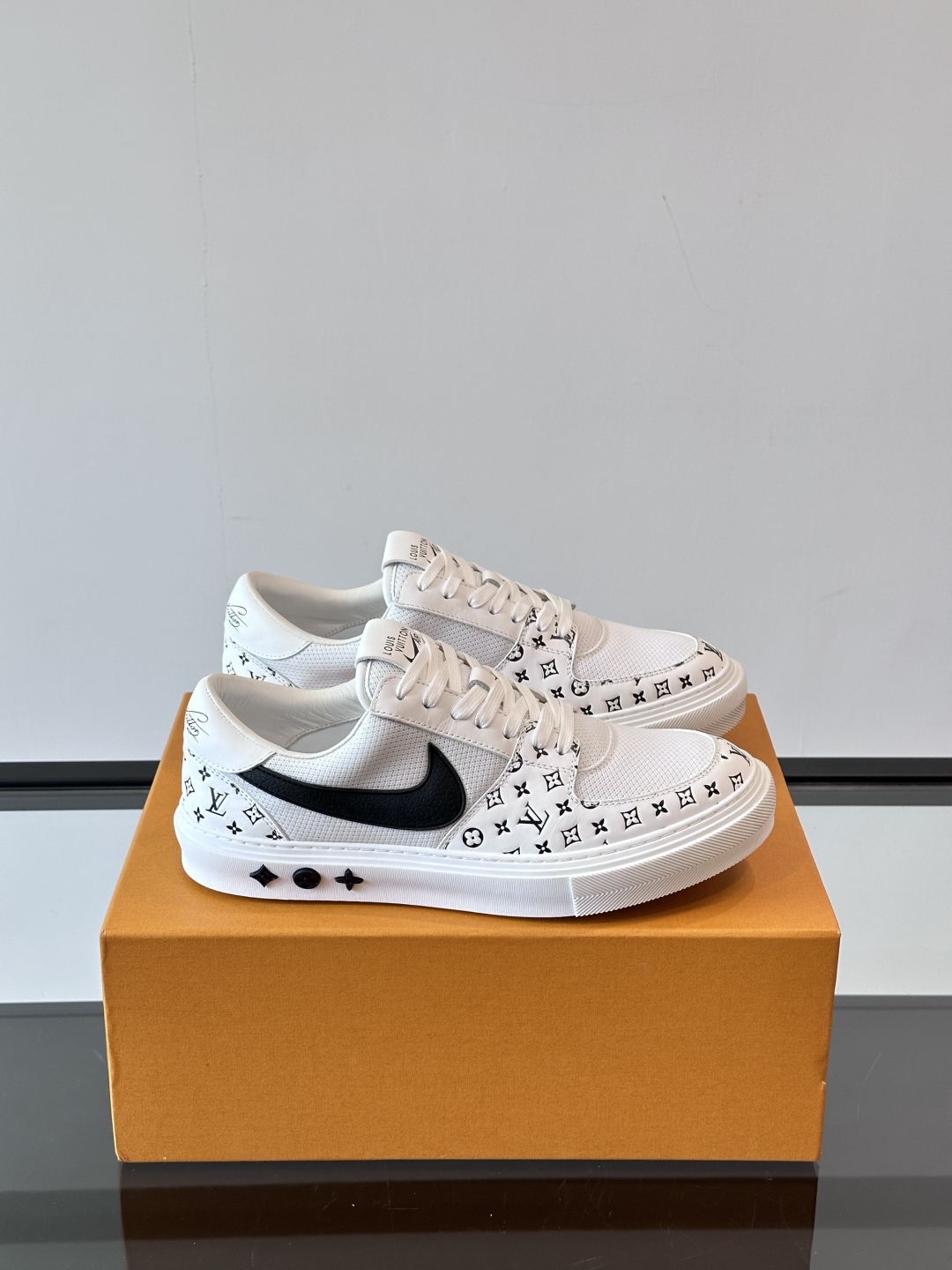 ◾️▫️ L.v* X nike联名🆕低帮休闲运动鞋，采用头层牛皮拼接原版科技布精心制作，侧身联名印花l
