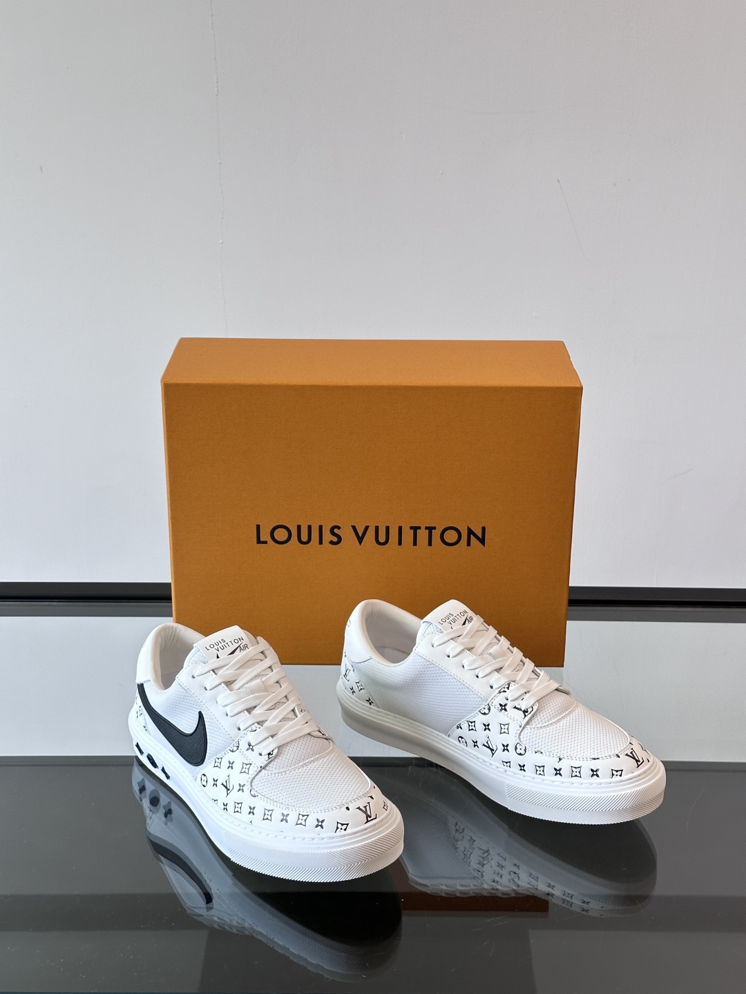 ◾️▫️ L.v* X nike联名🆕低帮休闲运动鞋，采用头层牛皮拼接原版科技布精心制作，侧身联名印花l