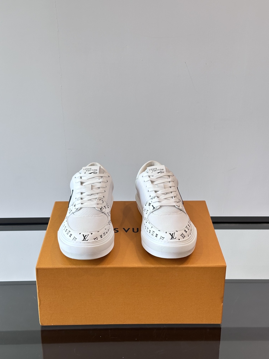 ◾️▫️ L.v* X nike联名🆕低帮休闲运动鞋，采用头层牛皮拼接原版科技布精心制作，侧身联名印花l