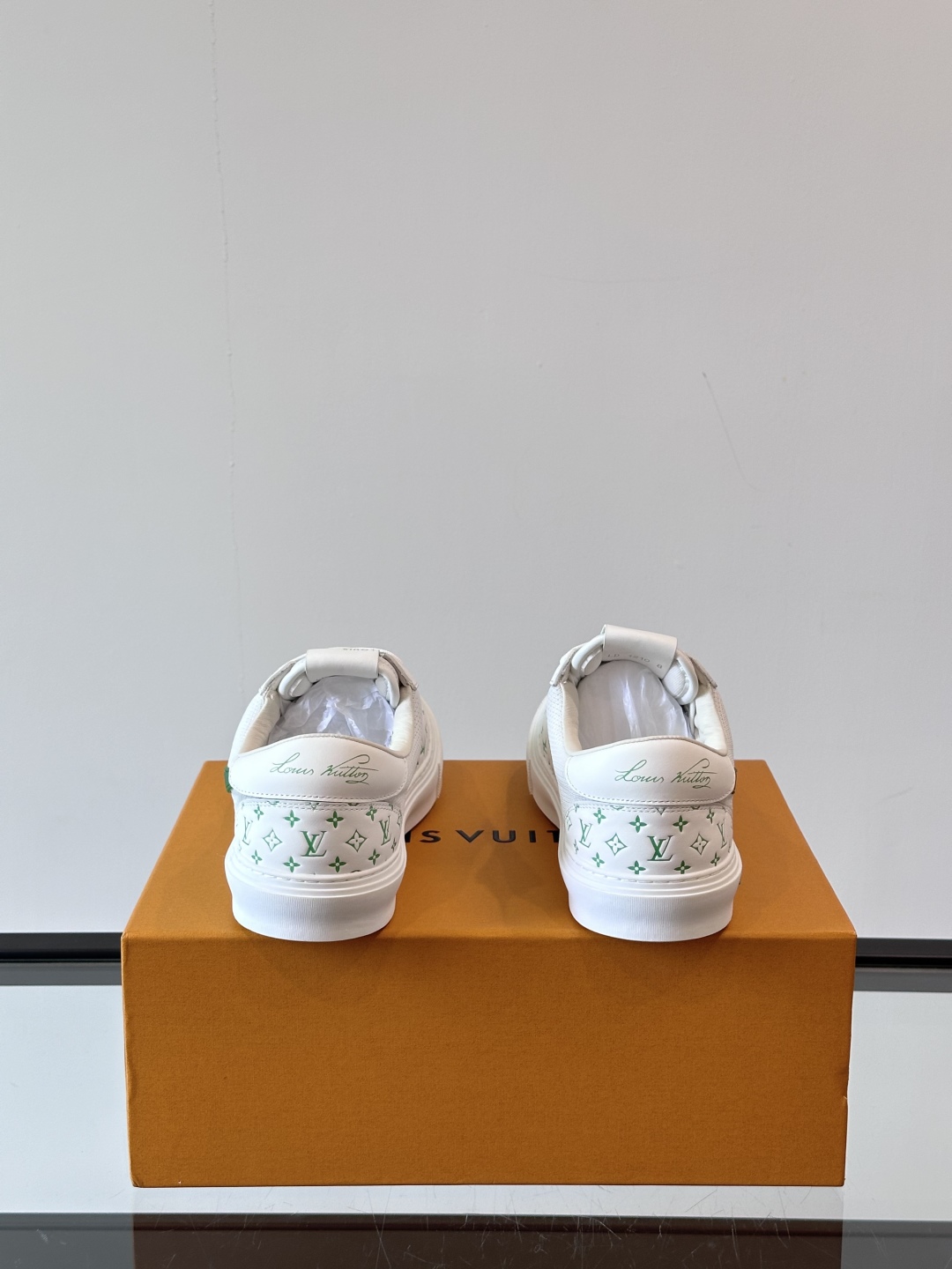 ◾️▫️ L.v* X nike联名🆕低帮休闲运动鞋，采用头层牛皮拼接原版科技布精心制作，侧身联名印花l