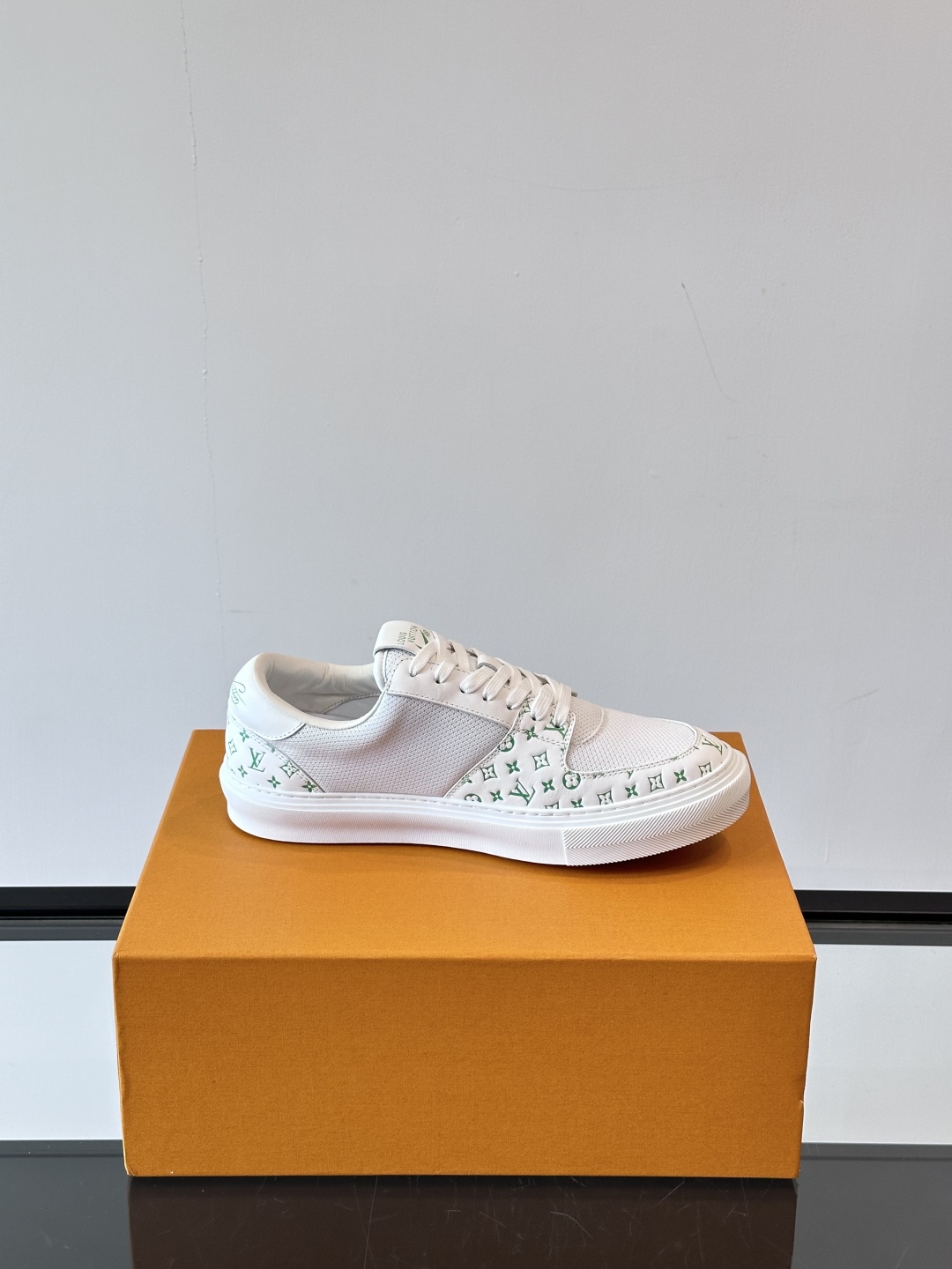 ◾️▫️ L.v* X nike联名🆕低帮休闲运动鞋，采用头层牛皮拼接原版科技布精心制作，侧身联名印花l