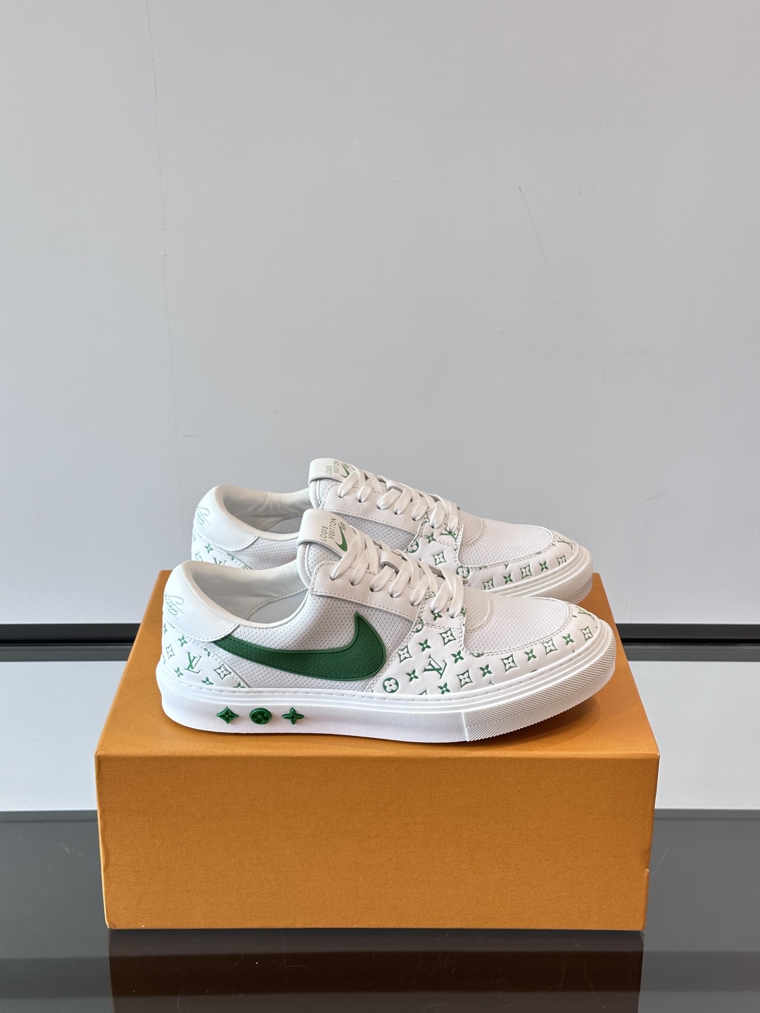 ◾️▫️ L.v* X nike联名🆕低帮休闲运动鞋，采用头层牛皮拼接原版科技布精心制作，侧身联名印花l