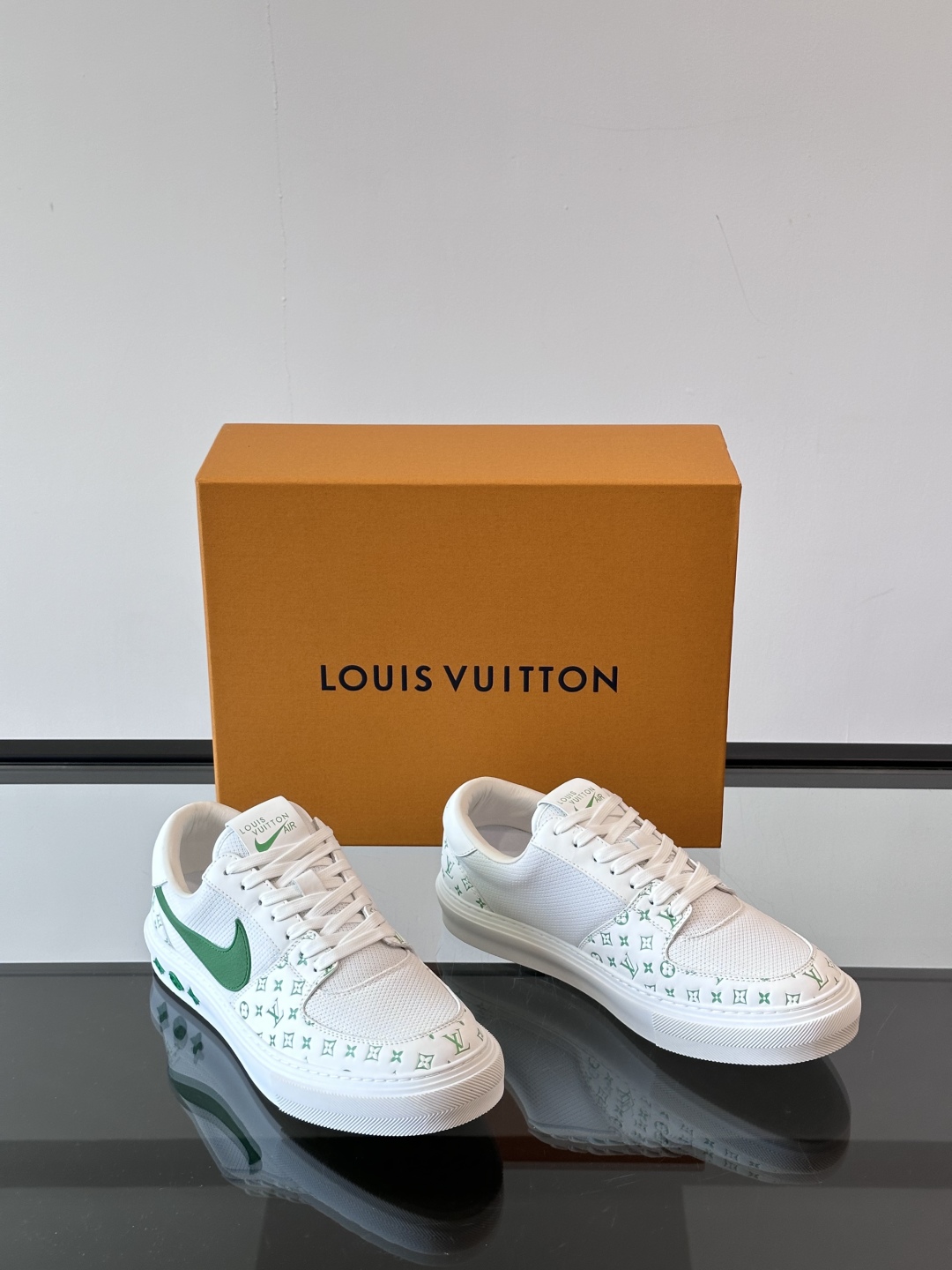 ◾️▫️ L.v* X nike联名🆕低帮休闲运动鞋，采用头层牛皮拼接原版科技布精心制作，侧身联名印花l