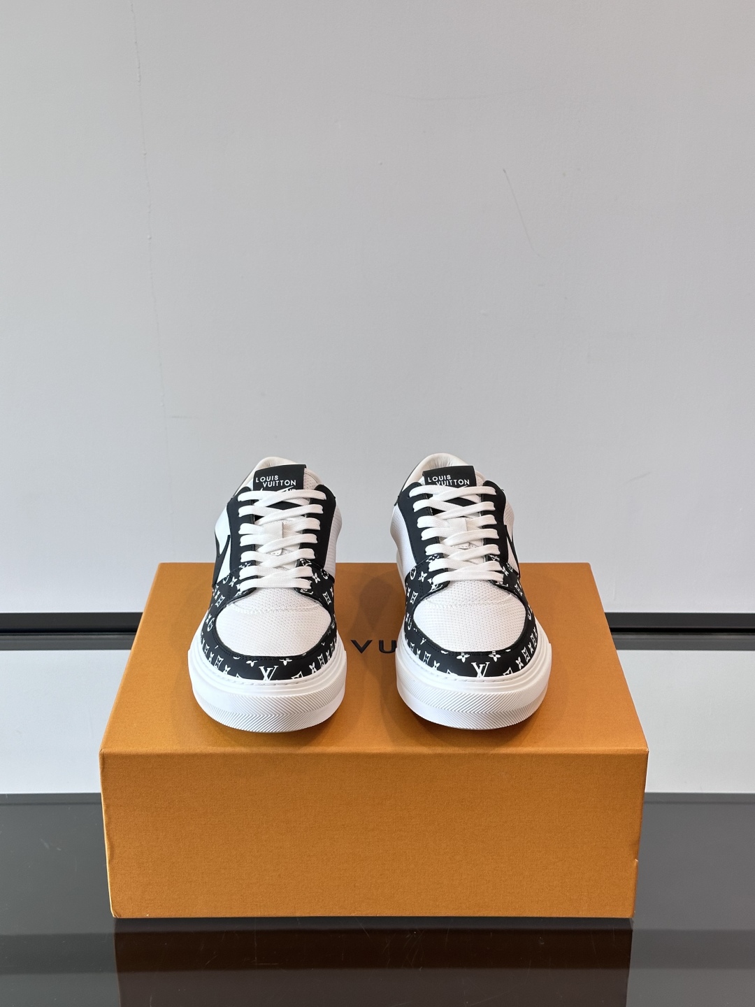 ◾️▫️ L.v* X nike联名🆕低帮休闲运动鞋，采用头层牛皮拼接原版科技布精心制作，侧身联名印花l