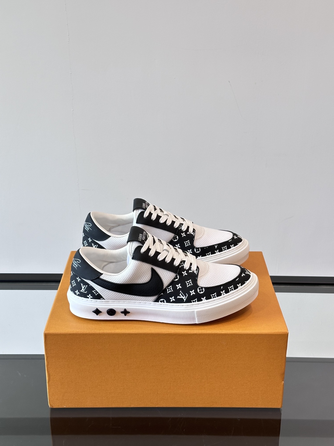 ◾️▫️ L.v* X nike联名🆕低帮休闲运动鞋，采用头层牛皮拼接原版科技布精心制作，侧身联名印花l