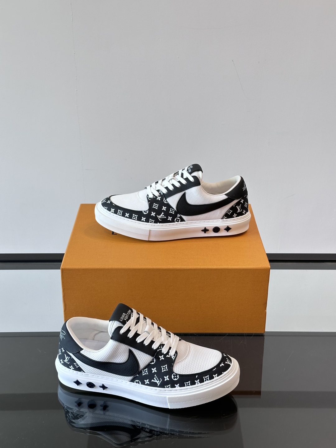 ◾️▫️ L.v* X nike联名🆕低帮休闲运动鞋，采用头层牛皮拼接原版科技布精心制作，侧身联名印花l
