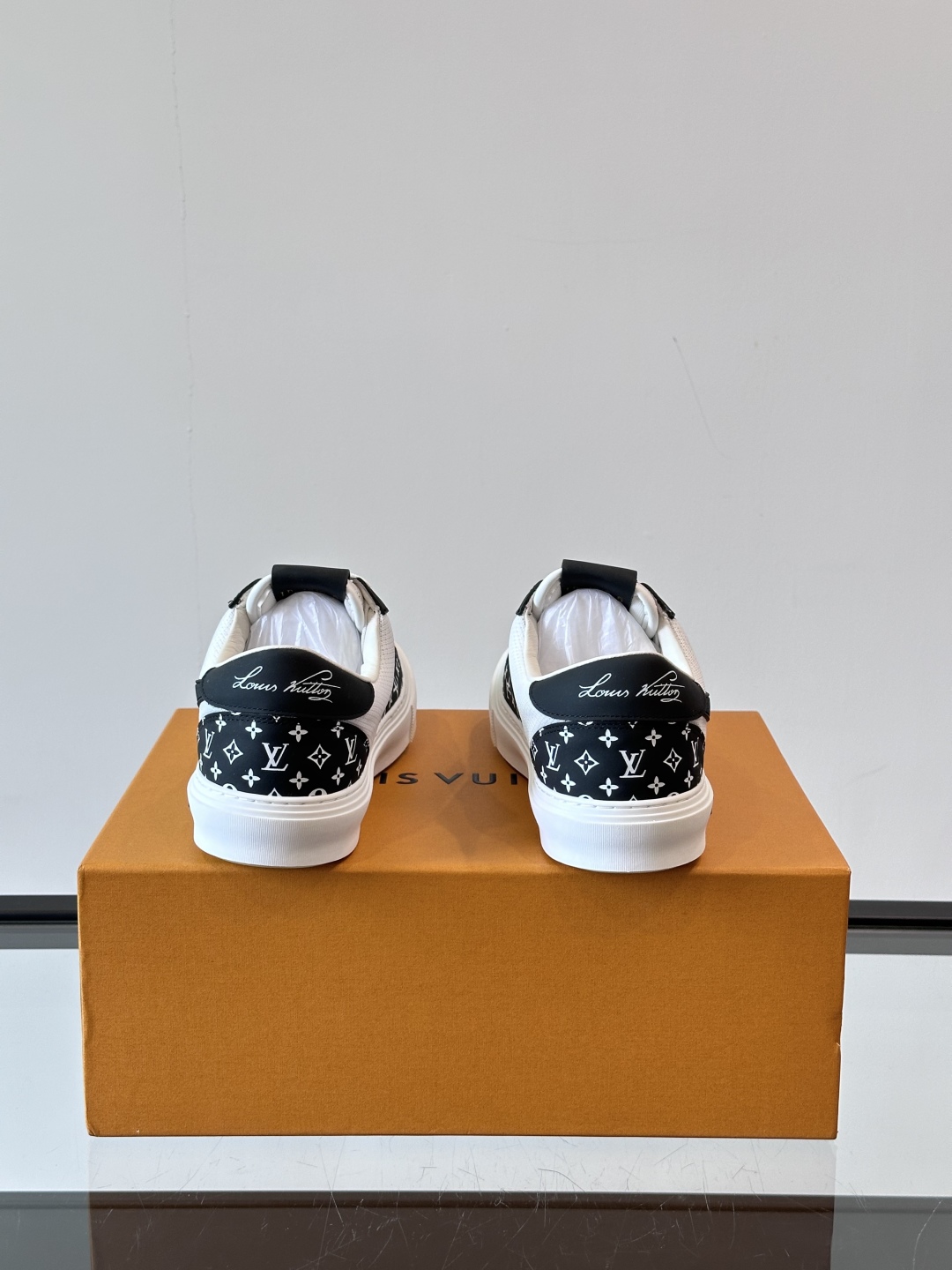 ◾️▫️ L.v* X nike联名🆕低帮休闲运动鞋，采用头层牛皮拼接原版科技布精心制作，侧身联名印花l