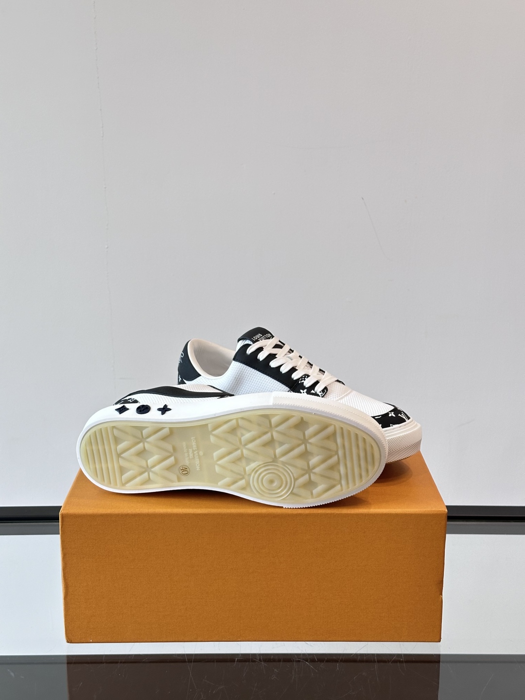 ◾️▫️ L.v* X nike联名🆕低帮休闲运动鞋，采用头层牛皮拼接原版科技布精心制作，侧身联名印花l