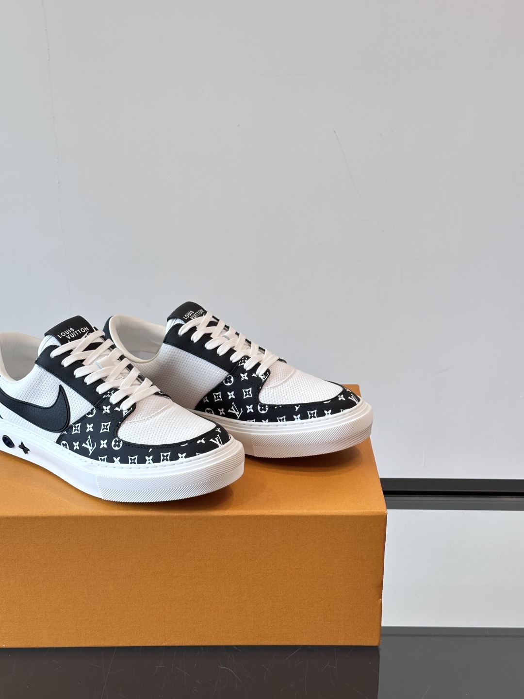 ◾️▫️ L.v* X nike联名🆕低帮休闲运动鞋，采用头层牛皮拼接原版科技布精心制作，侧身联名印花l