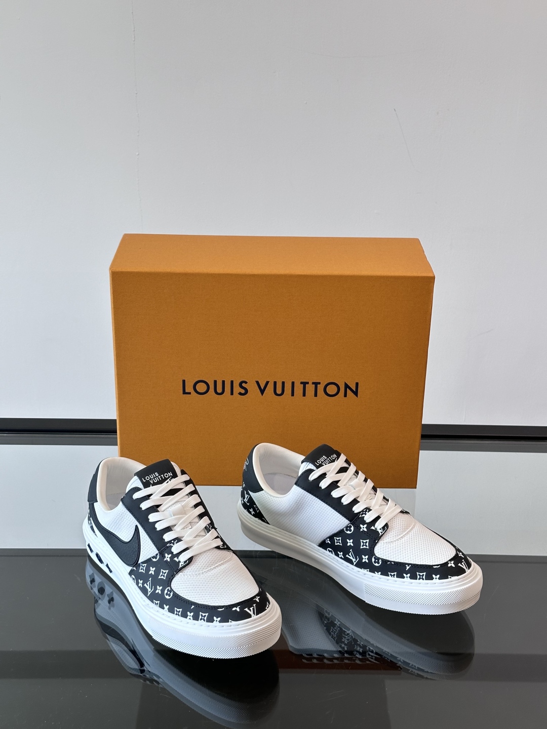 ◾️▫️ L.v* X nike联名🆕低帮休闲运动鞋，采用头层牛皮拼接原版科技布精心制作，侧身联名印花l