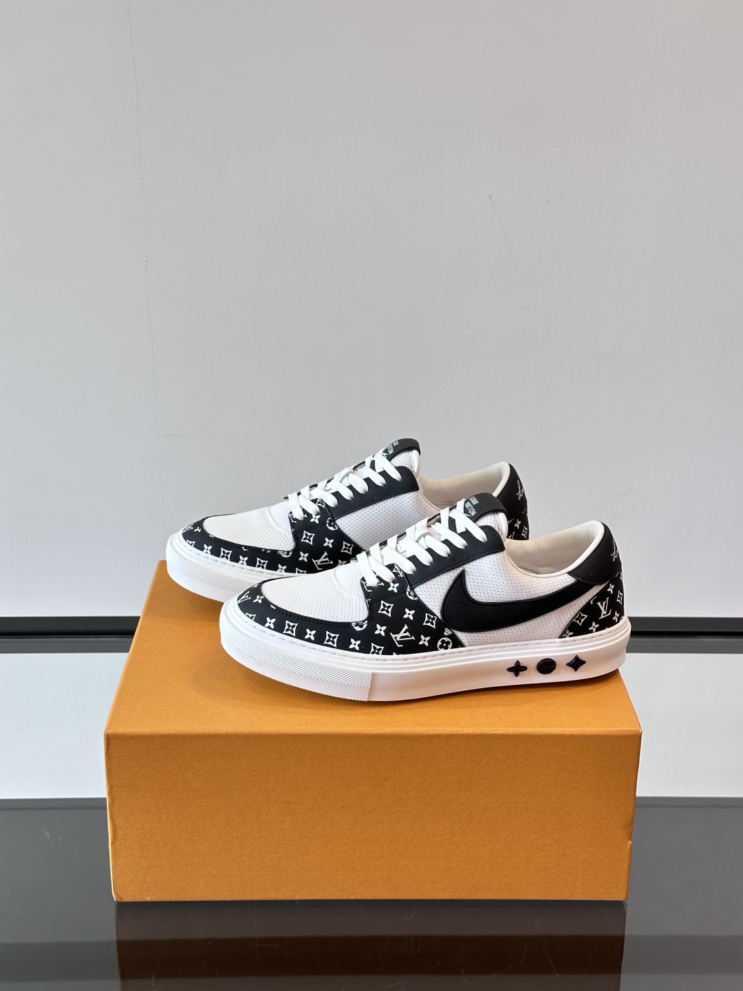 ◾️▫️ L.v* X nike联名🆕低帮休闲运动鞋，采用头层牛皮拼接原版科技布精心制作，侧身联名印花l
