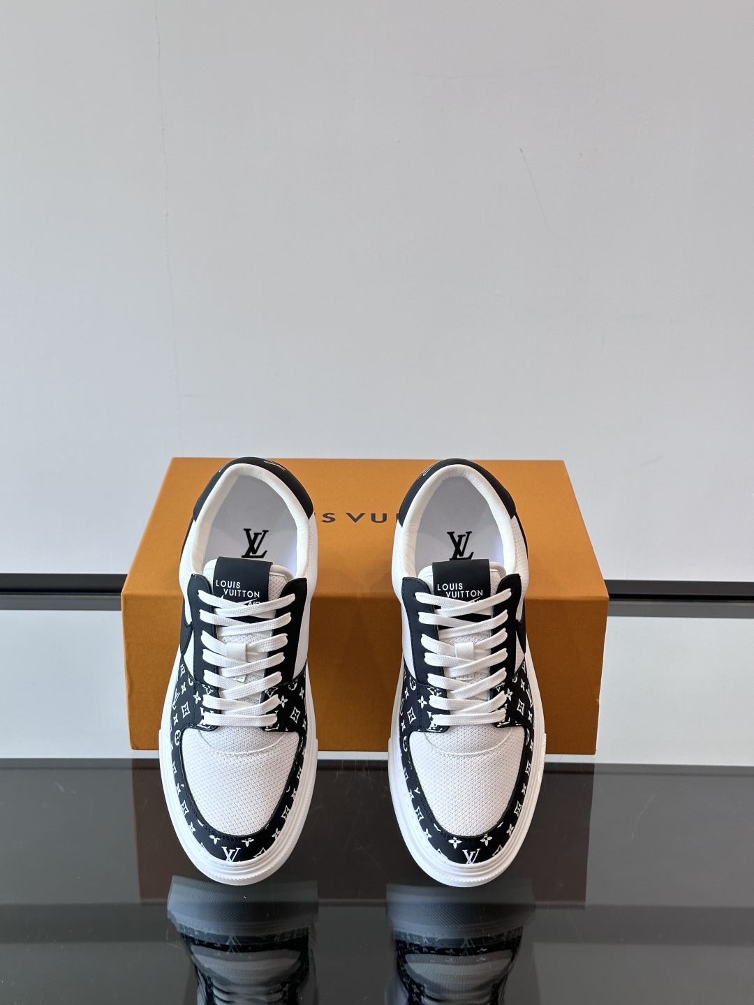 ◾️▫️ L.v* X nike联名🆕低帮休闲运动鞋，采用头层牛皮拼接原版科技布精心制作，侧身联名印花l