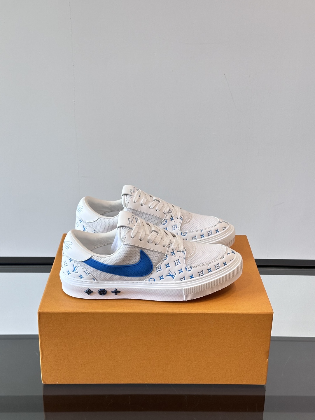 ◾️▫️ L.v* X nike联名🆕低帮休闲运动鞋，采用头层牛皮拼接原版科技布精心制作，侧身联名印花l