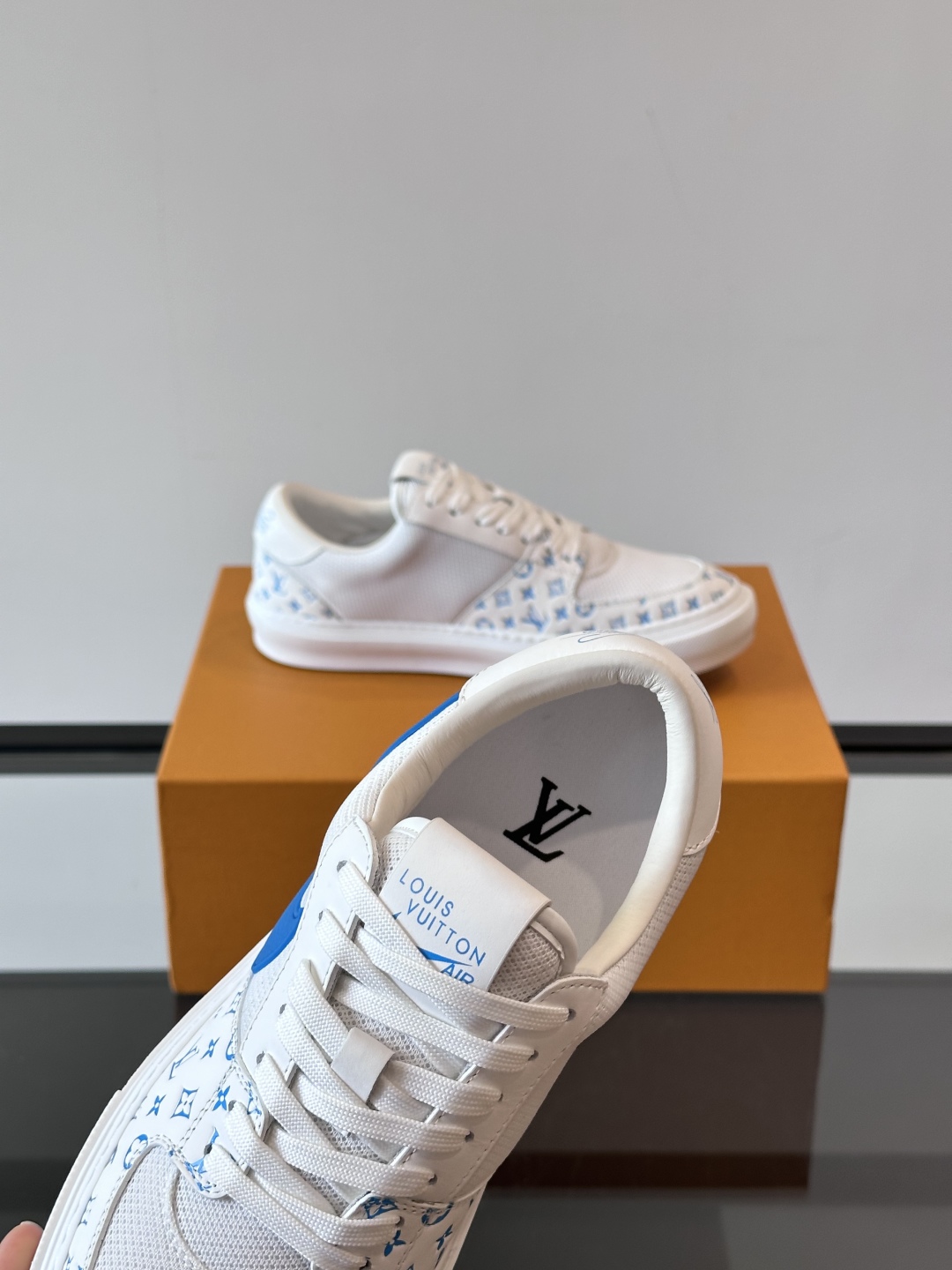 ◾️▫️ L.v* X nike联名🆕低帮休闲运动鞋，采用头层牛皮拼接原版科技布精心制作，侧身联名印花l