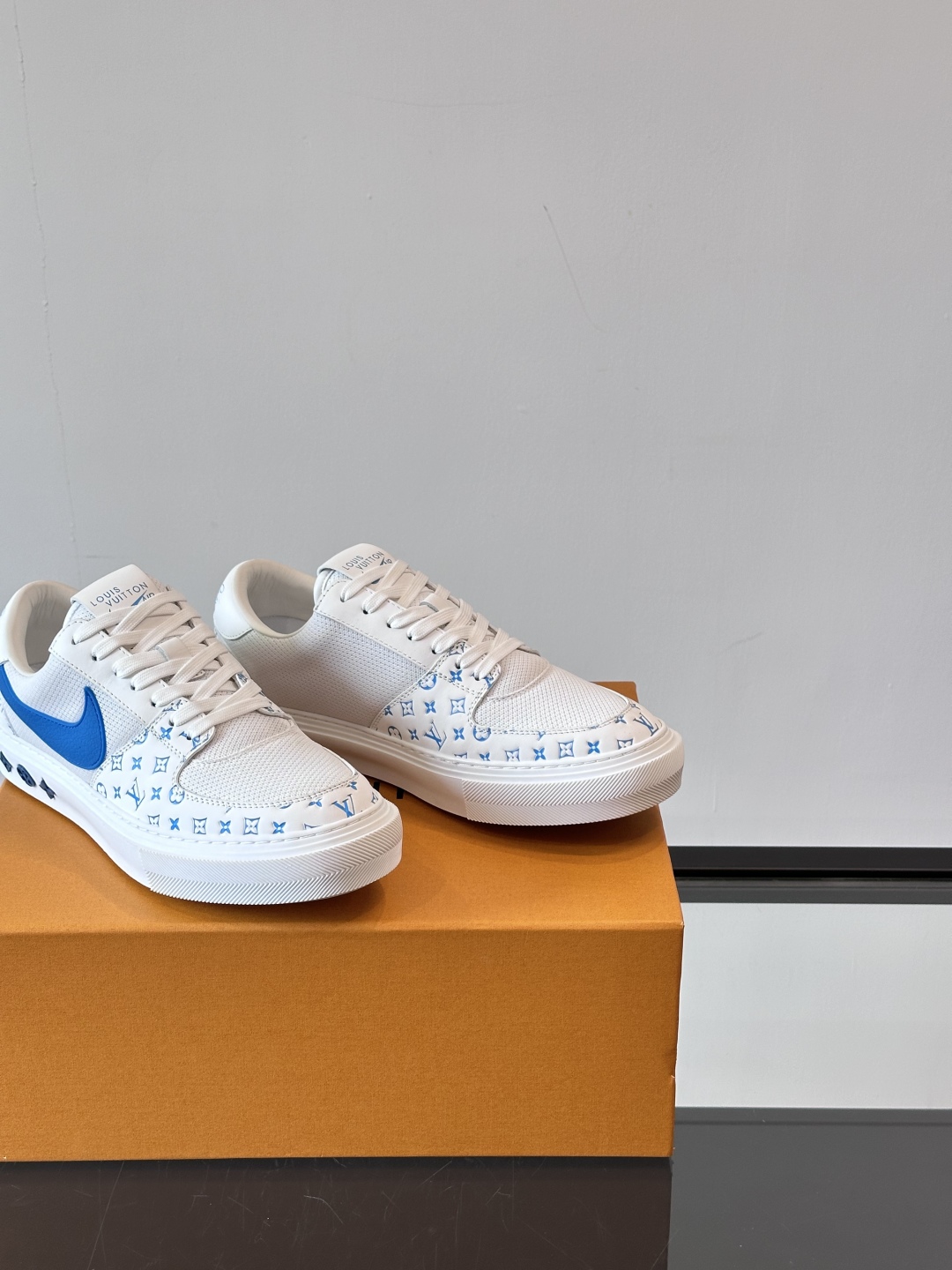 ◾️▫️ L.v* X nike联名🆕低帮休闲运动鞋，采用头层牛皮拼接原版科技布精心制作，侧身联名印花l
