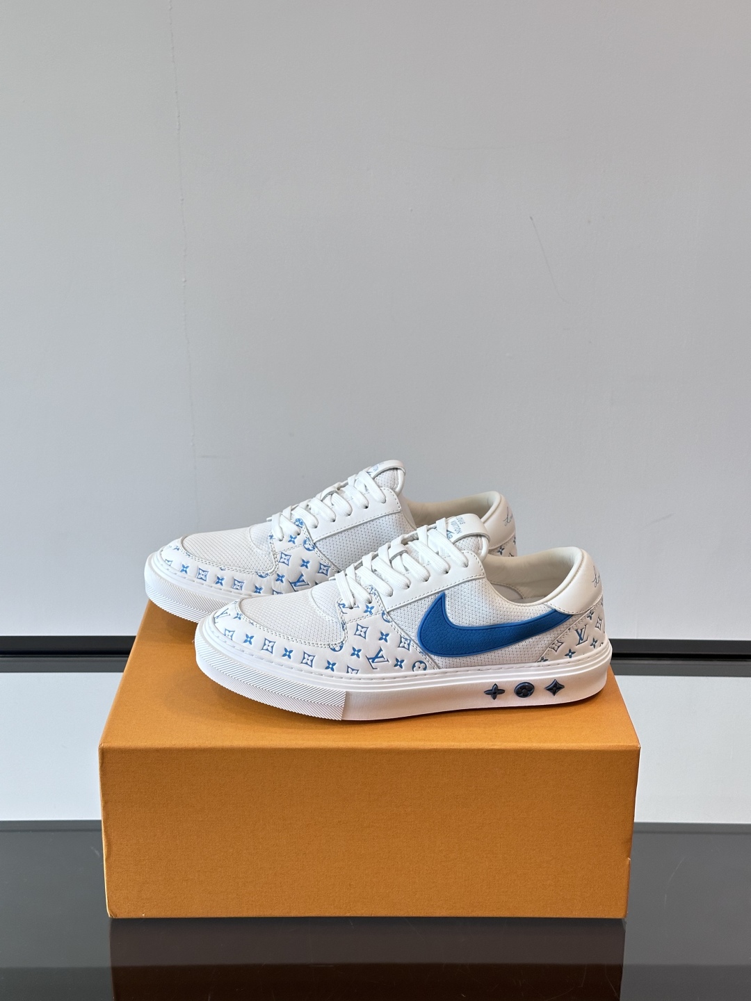 ◾️▫️ L.v* X nike联名🆕低帮休闲运动鞋，采用头层牛皮拼接原版科技布精心制作，侧身联名印花l