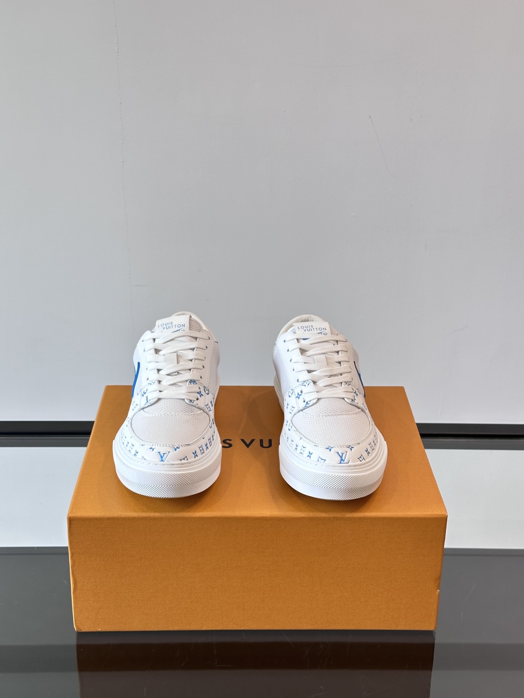 ◾️▫️ L.v* X nike联名🆕低帮休闲运动鞋，采用头层牛皮拼接原版科技布精心制作，侧身联名印花l