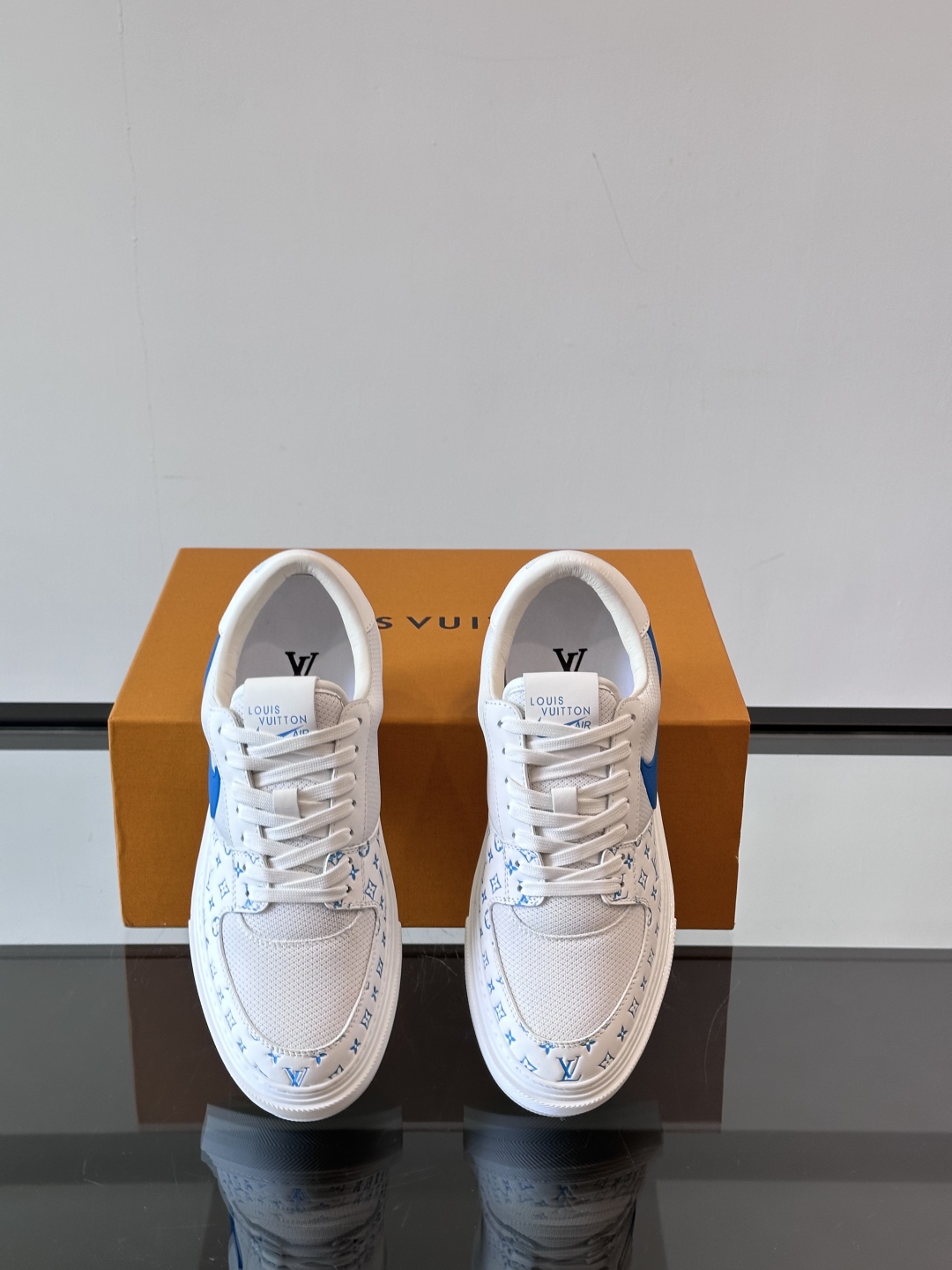 ◾️▫️ L.v* X nike联名🆕低帮休闲运动鞋，采用头层牛皮拼接原版科技布精心制作，侧身联名印花l