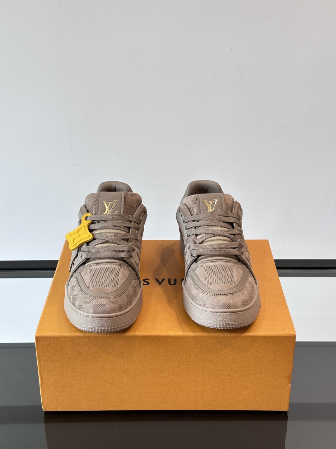 驴家 新配色 情侣款trainer运动鞋，本款 LV Trainer 运动鞋取材柔软粒面小牛皮，呈现纯净