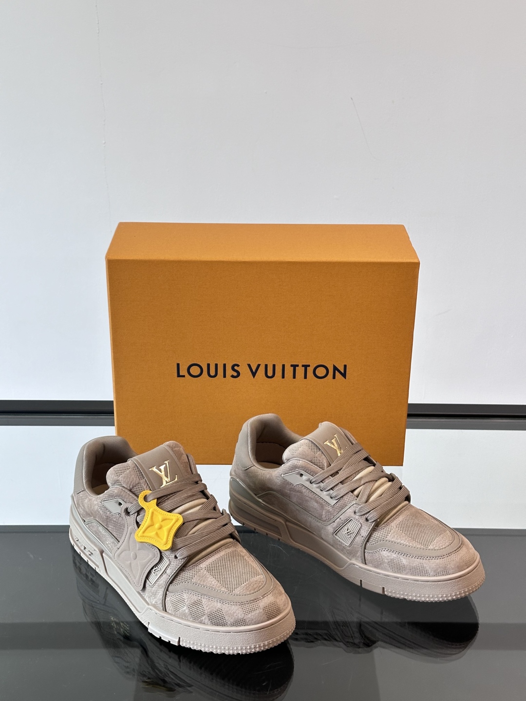 驴家 新配色 情侣款trainer运动鞋，本款 LV Trainer 运动鞋取材柔软粒面小牛皮，呈现纯净