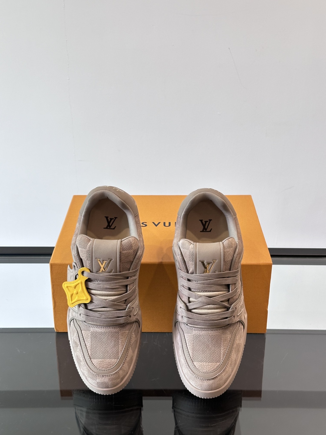 驴家 新配色 情侣款trainer运动鞋，本款 LV Trainer 运动鞋取材柔软粒面小牛皮，呈现纯净