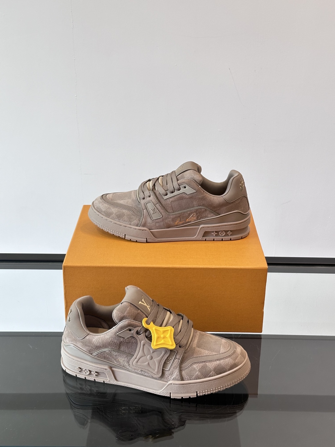 驴家 新配色 情侣款trainer运动鞋，本款 LV Trainer 运动鞋取材柔软粒面小牛皮，呈现纯净