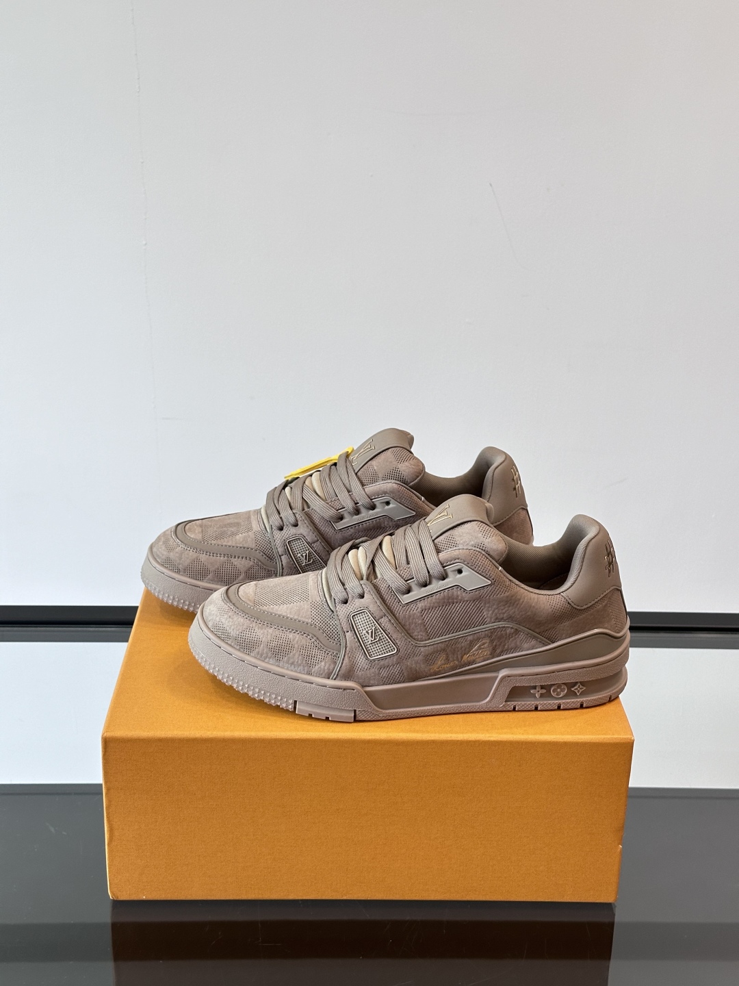 驴家 新配色 情侣款trainer运动鞋，本款 LV Trainer 运动鞋取材柔软粒面小牛皮，呈现纯净