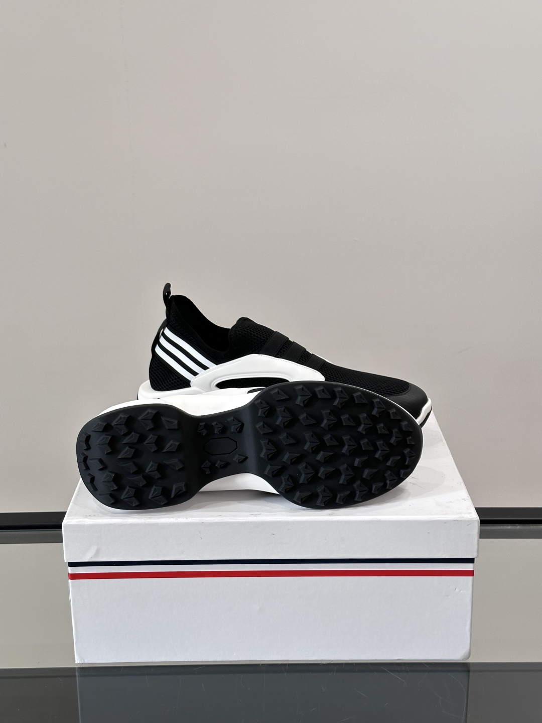 Moncler/蒙口男士休闲运动鞋，具有舒适防滑性能，采用一体成型进口飞织科技面料制成，兼备创新、功能性