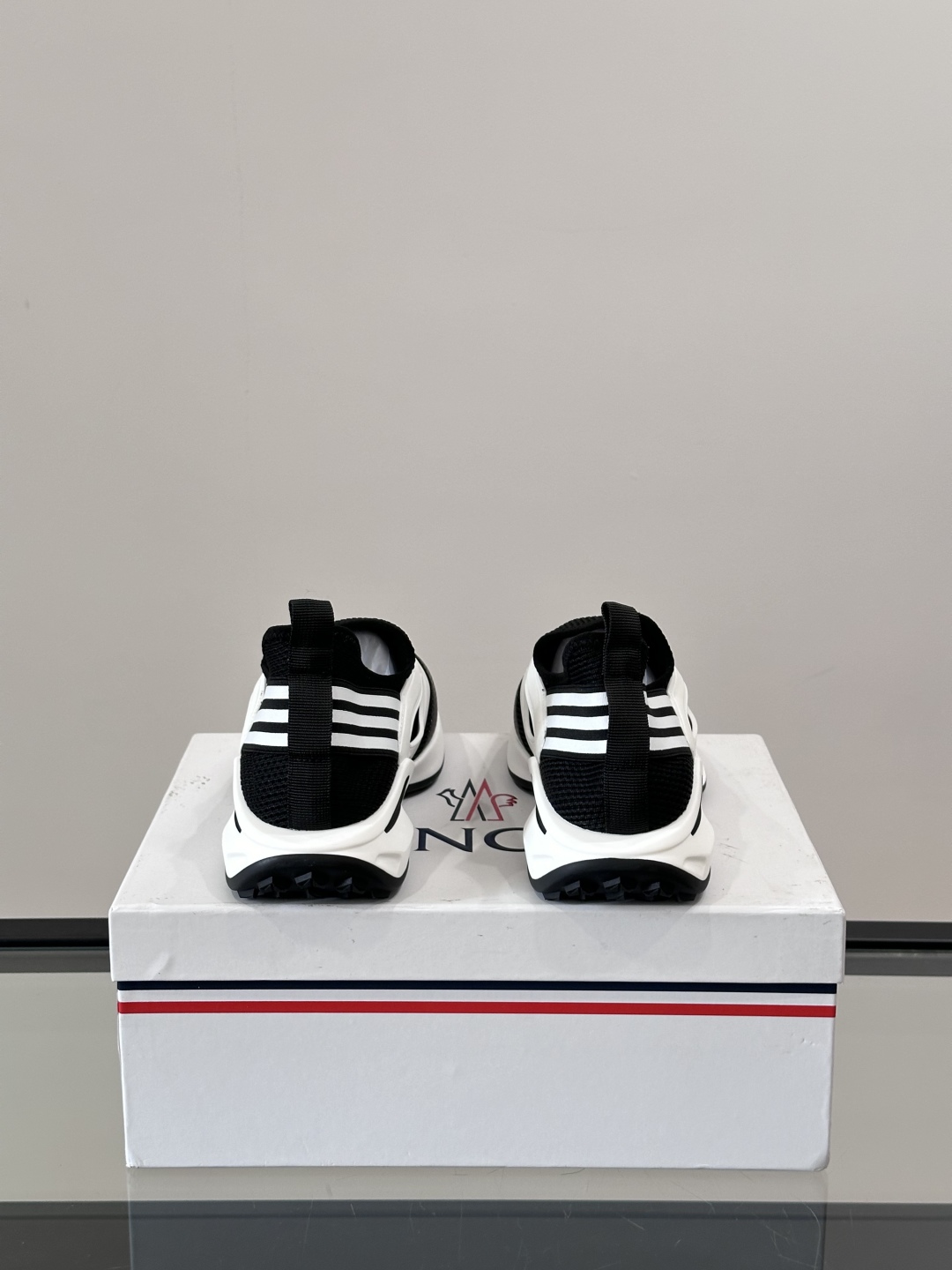 Moncler/蒙口男士休闲运动鞋，具有舒适防滑性能，采用一体成型进口飞织科技面料制成，兼备创新、功能性