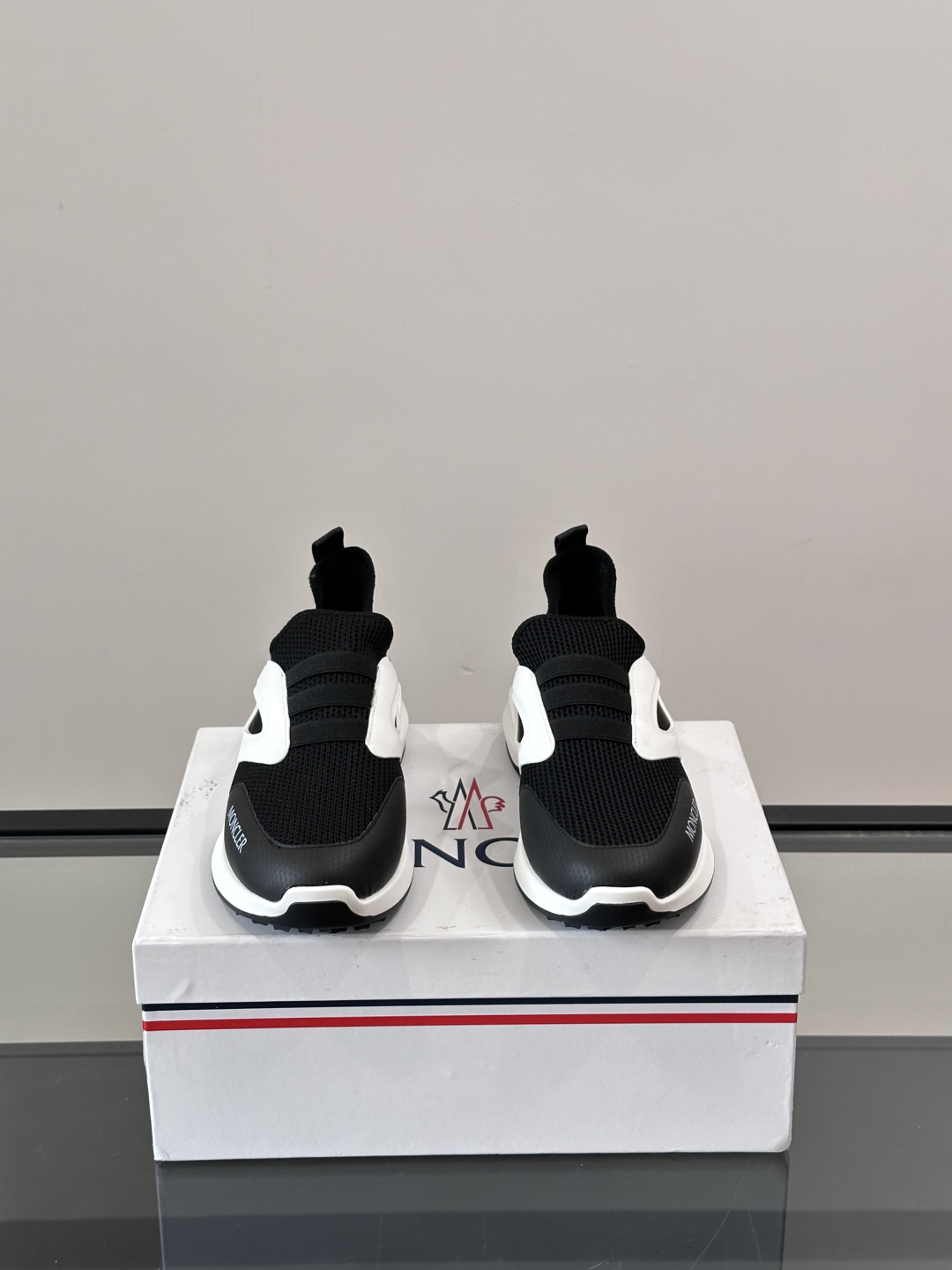 Moncler/蒙口男士休闲运动鞋，具有舒适防滑性能，采用一体成型进口飞织科技面料制成，兼备创新、功能性