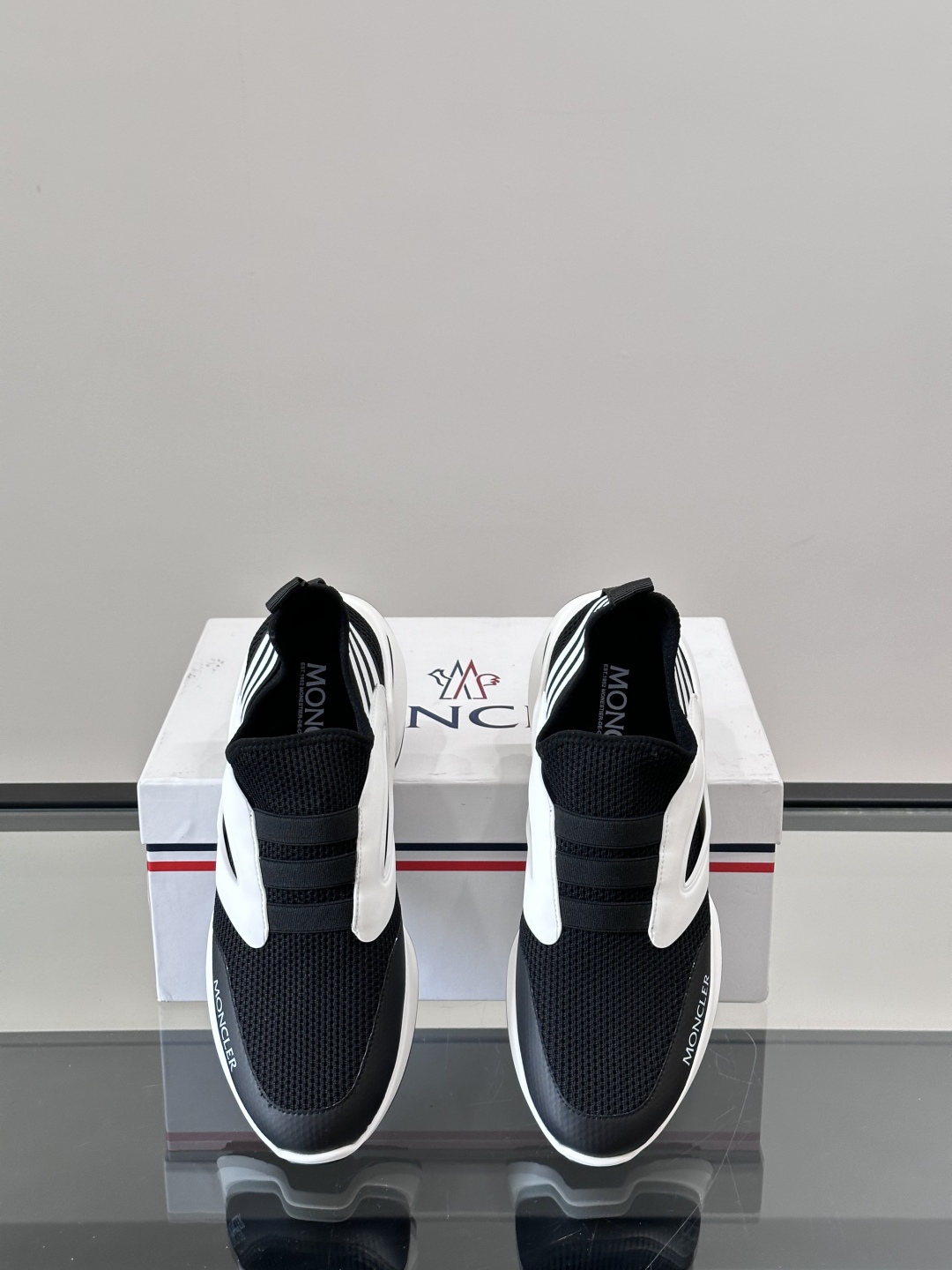 Moncler/蒙口男士休闲运动鞋，具有舒适防滑性能，采用一体成型进口飞织科技面料制成，兼备创新、功能性