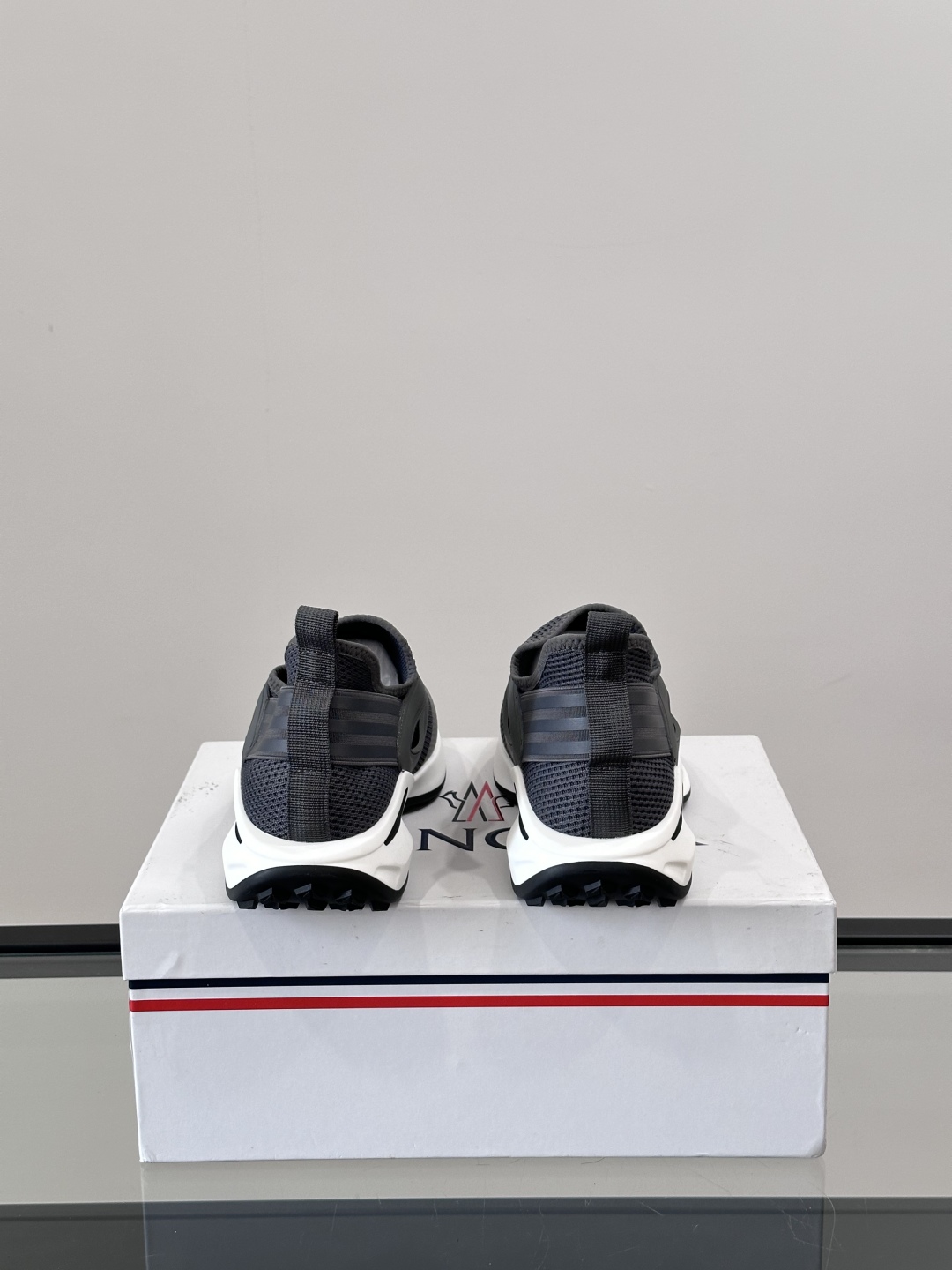 Moncler/蒙口男士休闲运动鞋，具有舒适防滑性能，采用一体成型进口飞织科技面料制成，兼备创新、功能性