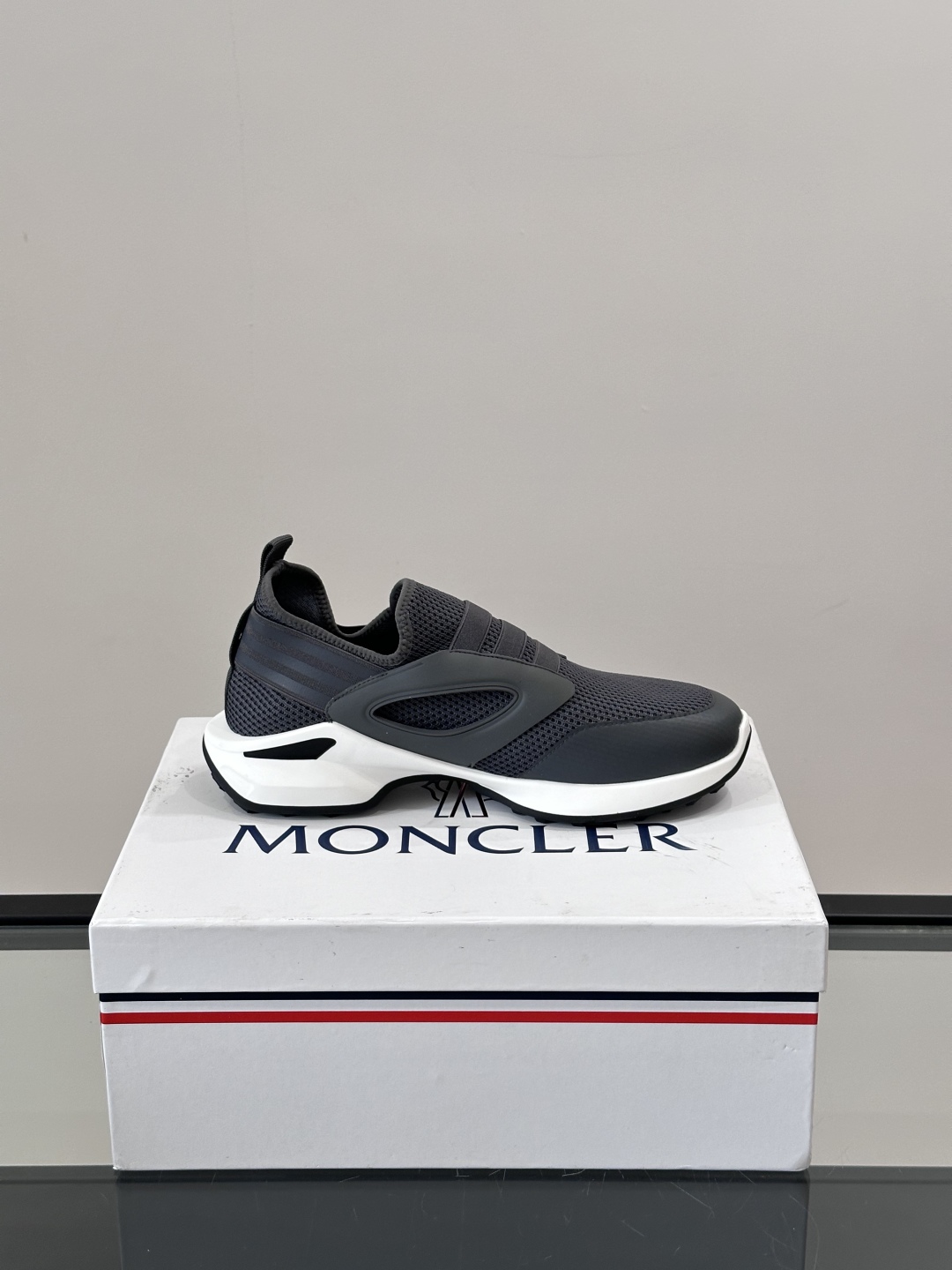 Moncler/蒙口男士休闲运动鞋，具有舒适防滑性能，采用一体成型进口飞织科技面料制成，兼备创新、功能性