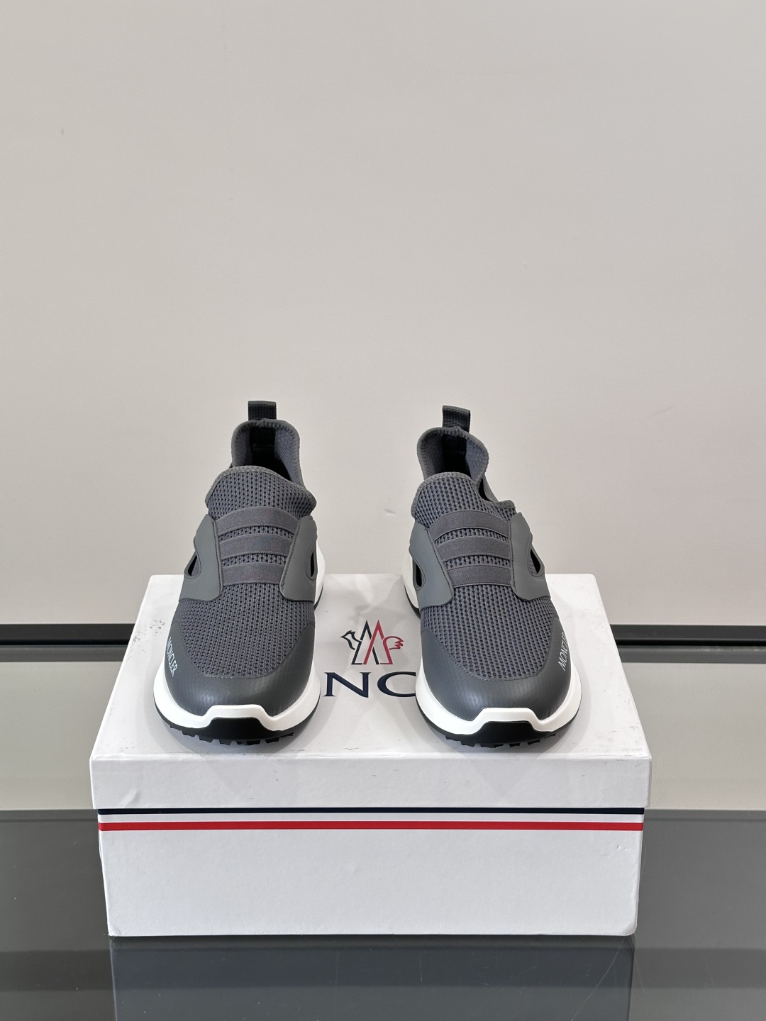 Moncler/蒙口男士休闲运动鞋，具有舒适防滑性能，采用一体成型进口飞织科技面料制成，兼备创新、功能性