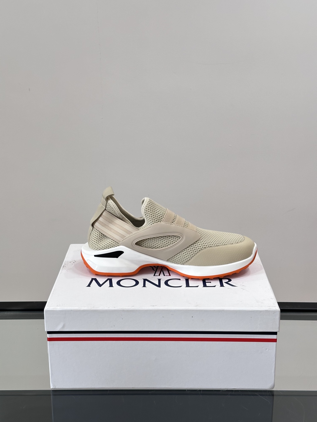 Moncler/蒙口男士休闲运动鞋，具有舒适防滑性能，采用一体成型进口飞织科技面料制成，兼备创新、功能性
