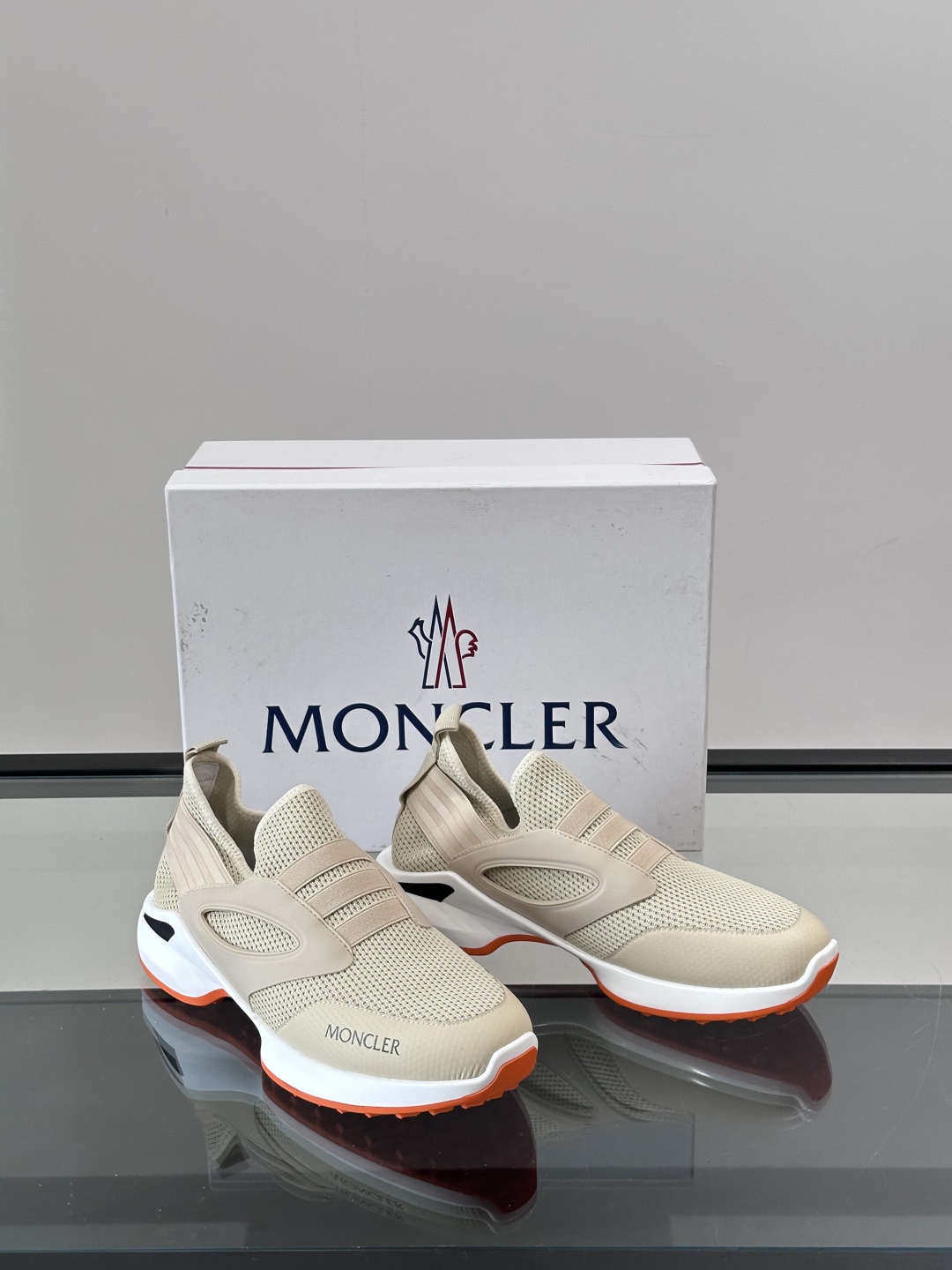 Moncler/蒙口男士休闲运动鞋，具有舒适防滑性能，采用一体成型进口飞织科技面料制成，兼备创新、功能性