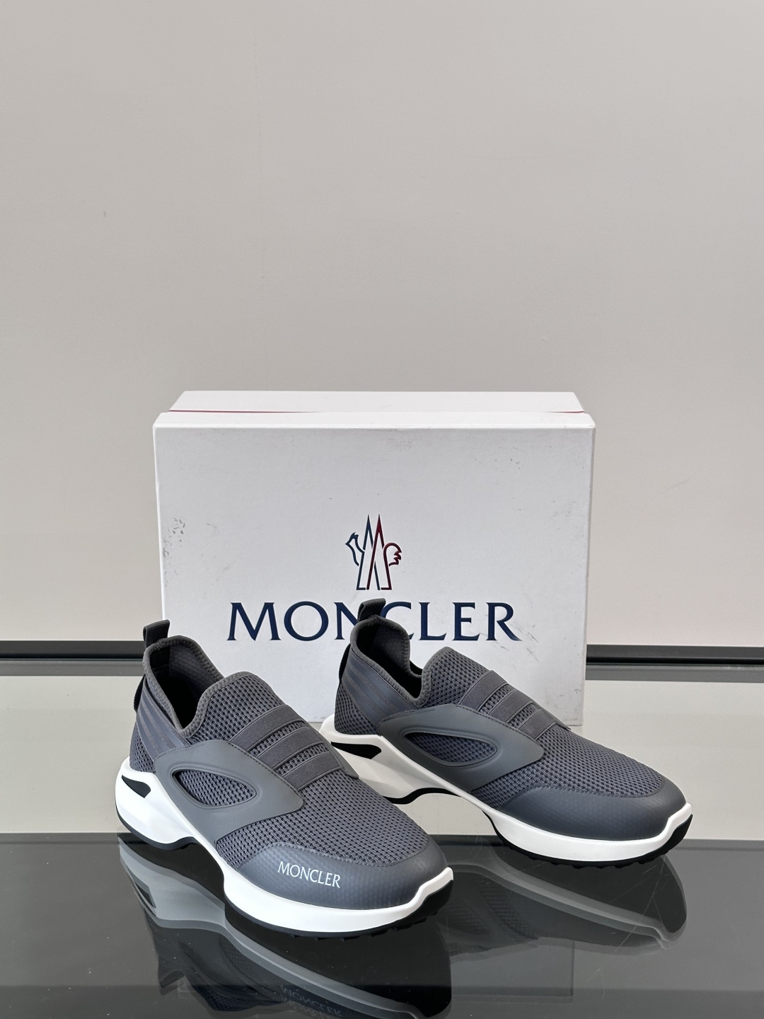 Moncler/蒙口男士休闲运动鞋，具有舒适防滑性能，采用一体成型进口飞织科技面料制成，兼备创新、功能性