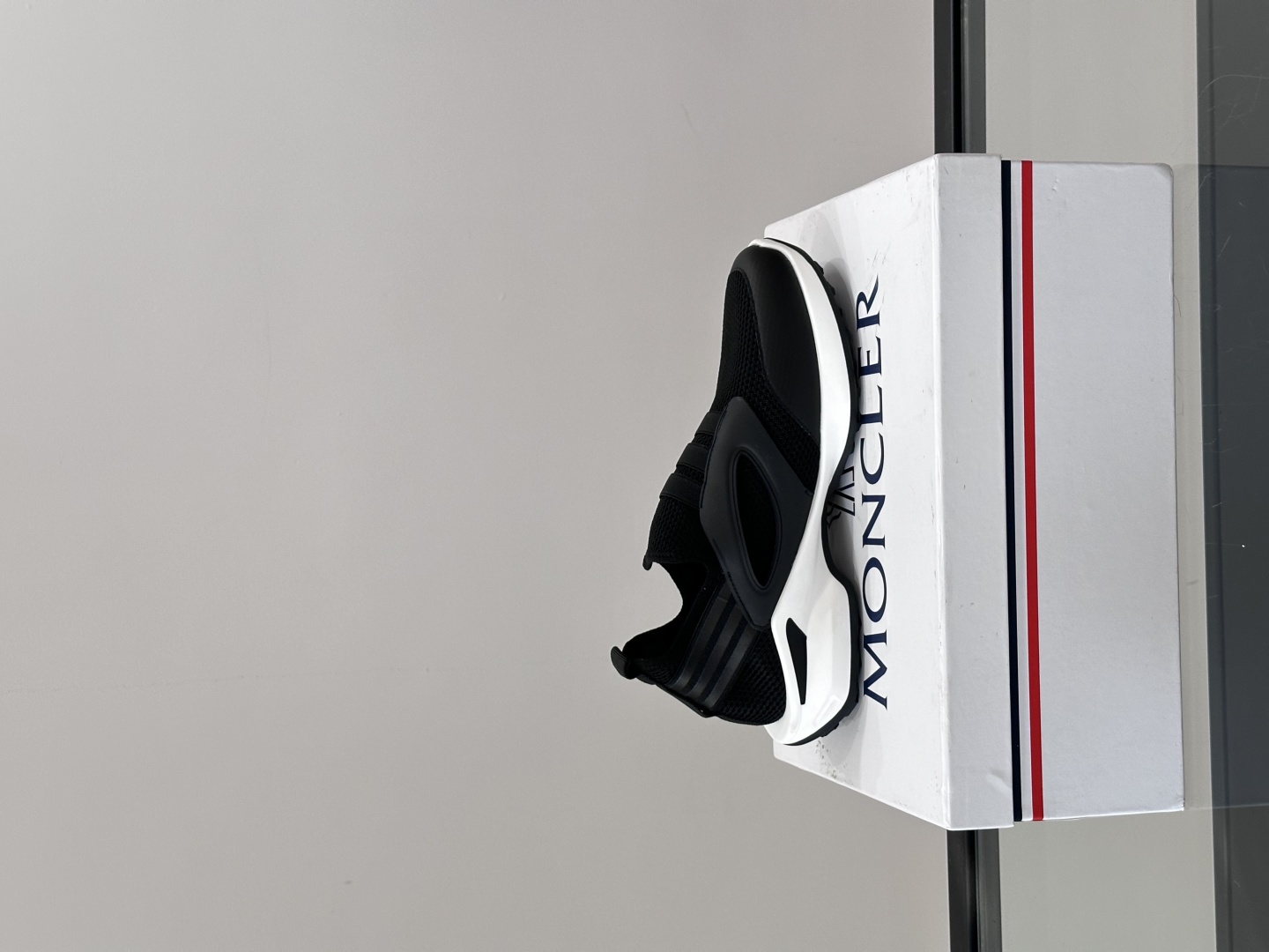 Moncler/蒙口男士休闲运动鞋，具有舒适防滑性能，采用一体成型进口飞织科技面料制成，兼备创新、功能性